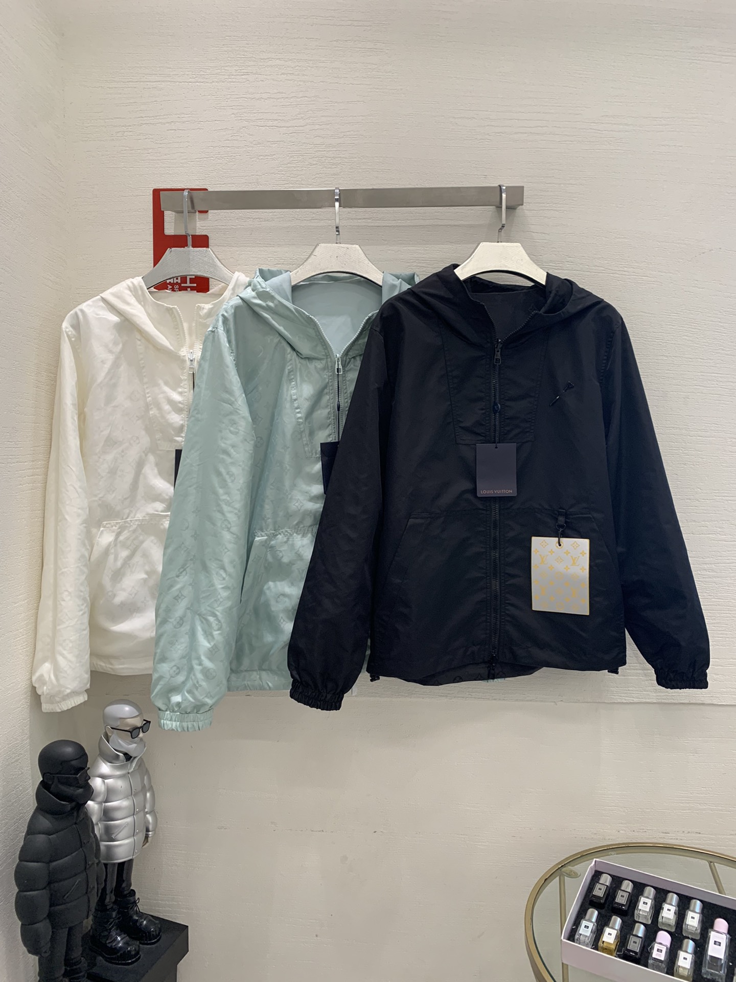 NO:320100,[Double-sided windproof jacket] Official website price 22,700. The clean color fabric is made of [nylon encrypted matte twill], the jacquard fabric is made of [50D nylon color woven jacquard cloth], the front face of the clean color fabric is made of [positioning laser flower], [hand-made white copper material] with logo surface sprayed on the surface of the triangular pin, and the front cover is made of [hardware keychain hanging folded clothes hanging clothes hanging plate]  , The front chest placket of jacquard letters is made of [single-piece flow purely hand-restored flower cut], the cut pieces are all numbered, and the insert bag is also [restored flower number cut], the fabric is relatively thin and silky, and the precision and time-consuming to cut is required. The front middle is matched with [double loop puller 5# track tooth zipper], the hem and hat are worn with [spiral elastic rope with ring anti-slip buckle], [square with logo pig nose buckle], all holes are made of hardware [with logo on cloth color corns].,, jackets & coats, keychain, hats, alexander wang19860909【双面防风夹克】官网价22700 净色面料采用【尼龙加密消光斜纹布】,提花面料采用【50D尼龙色织提花布】, 净色布面前幅采用【定位激光烧花】,【手工穿白铜材质】带logo表面喷亮面漆三角形别针,前幅插袋处采用【五金件钥匙扣挂折叠衣服挂衣牌】 ,提花字母面前胸门襟采用【单件流纯手工还原花裁剪】,裁片全部打编号,插袋也是【还原花编号剪裁】,面料比较轻薄丝滑,要裁剪的精准极耗费时间,前中搭配【双循环拉头5#轨道牙拉链】,下摆跟帽子穿【螺旋纹弹力绳搭配圆环防滑扣】,【方形带logo猪鼻扣】,全部开孔打五金【带logo对布色鸡眼】.,,jackets & coats,keychain,hats,alexander wang,Women's clothing