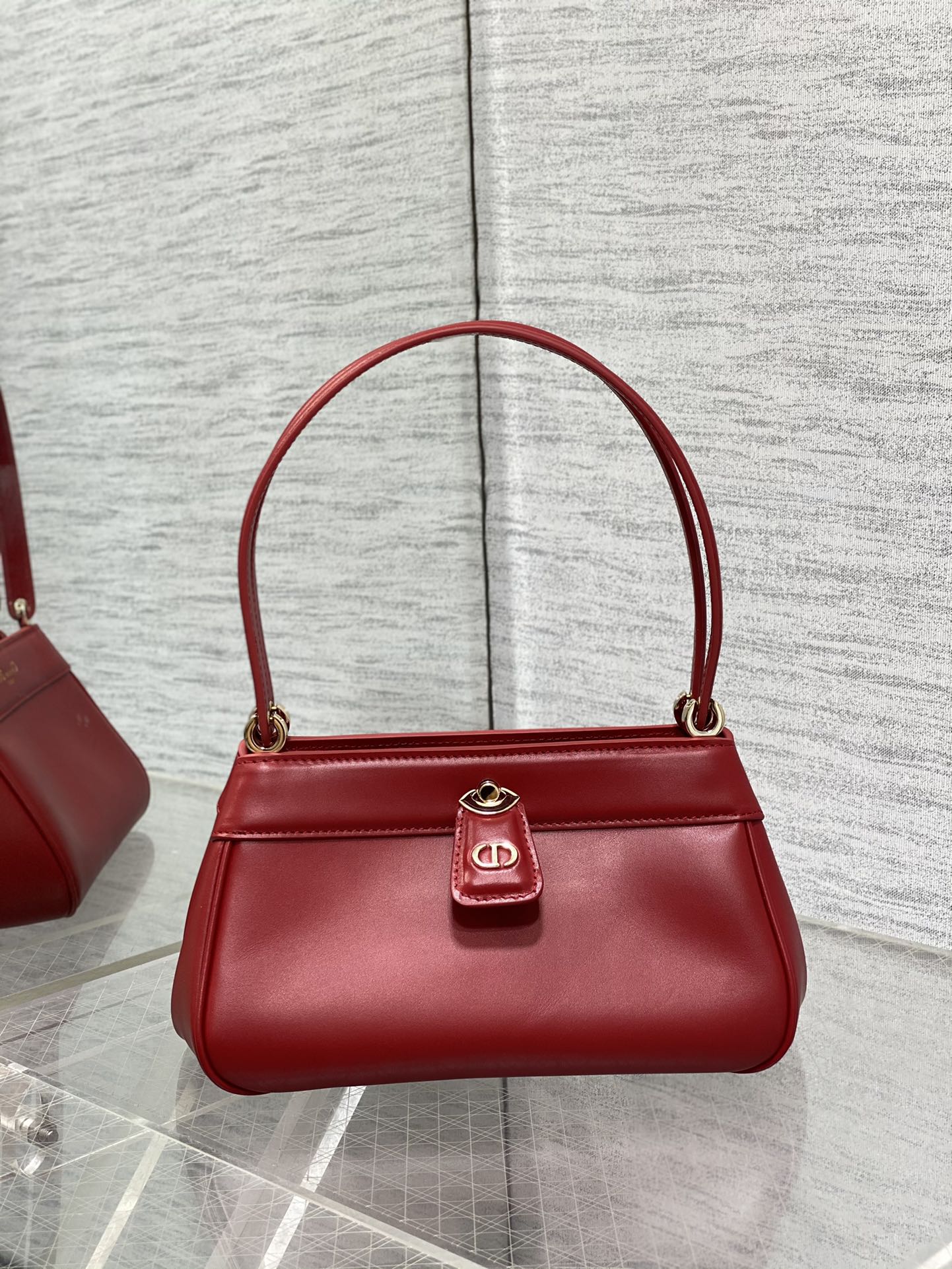 Pequeño en rojo cereza ¡¡En stock‼️ Nueva colección de bolsos Key, que muestra perfectamente el encanto del estilo retr…