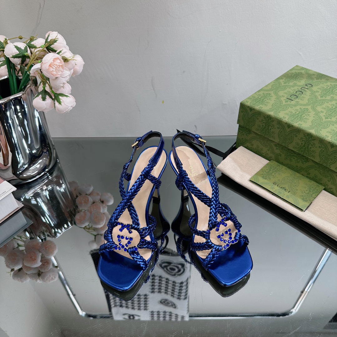 NO:253008,GUCCI Spring and Summer New woven crystal embellished sandals —————————————————————— Slippers Sandals G Home’s “Isa” sandals are made of straps to form a delicate cage, making the feet look more refined. The crystal-inlaid golden “G” buckled decoration brand embellishes the upper, cleverly revealing the origin of this shoe. It is recommended to match it with an elegant cocktail dress or tailored suit. Heel height 5 cm/sandals 8.5cm outsole leather outsole size 35-41 (customized for 40,41), high heels sandals, gucci, gucci, sandals, high heels, slippers, skirts, Leather soles19860909GUCCI 春夏季 新款编织水晶缀饰凉鞋 ——————————拖鞋 凉鞋 G家这款 “Isa” 凉鞋以袢带构成精致笼形,令双足显得更为精致.镶水晶的金色双 “G” 交扣饰牌点缀鞋面,巧妙道出此鞋出身.建议搭配优雅的鸡尾酒连衣裙或精裁服 跟高5厘米/凉鞋8.5cm 大底真皮大底 码数35-41（40,41定做）,高跟鞋凉鞋,gucci,gucci,sandals,high heels,slippers,skirts,Leather soles,Women's Shoes