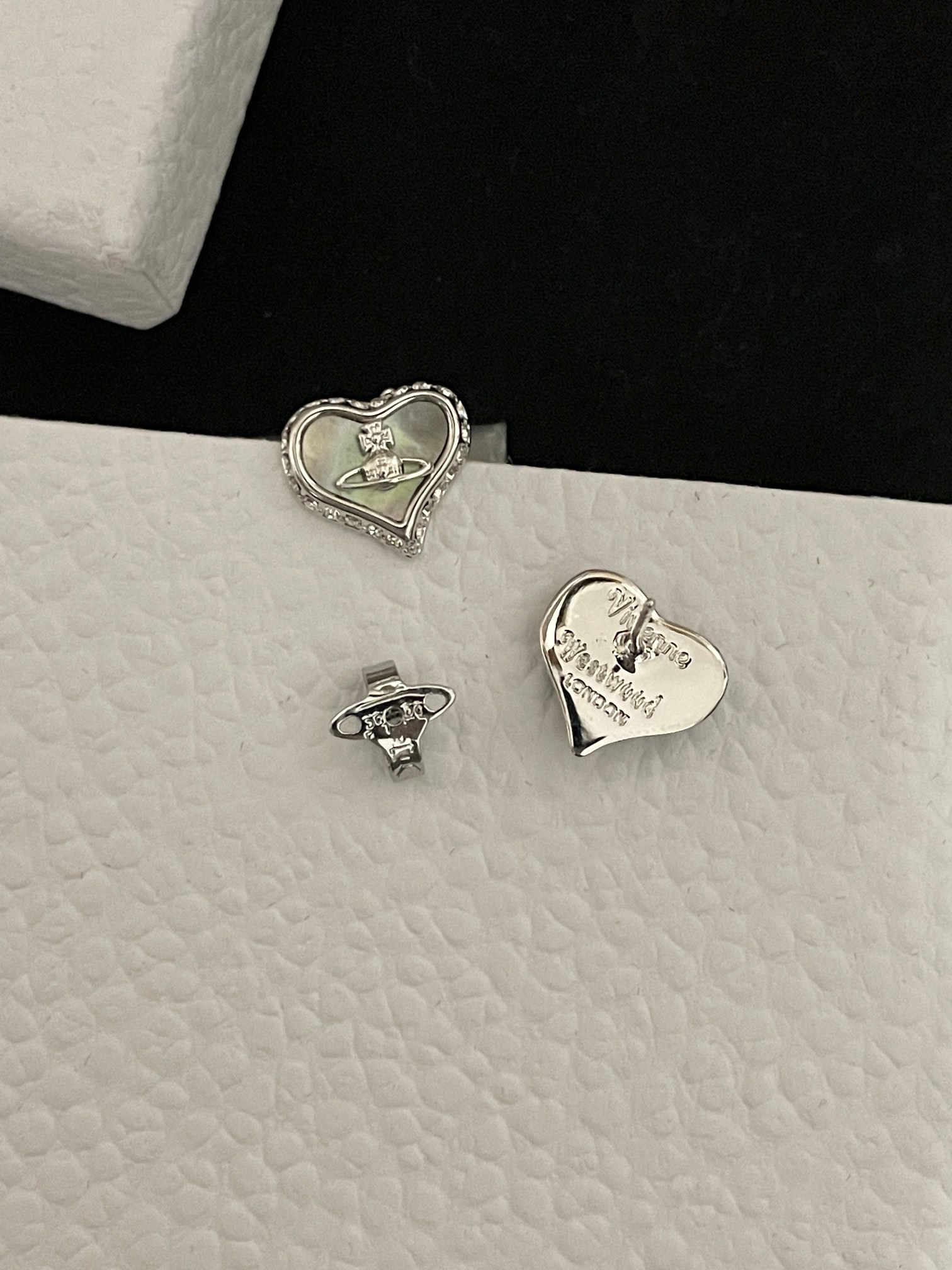高品质 细节如图 灰银【vivi爱心耳钉】宝宝,什么是快乐星球,来,这就是快乐星球!绝美爱心土星耳钉