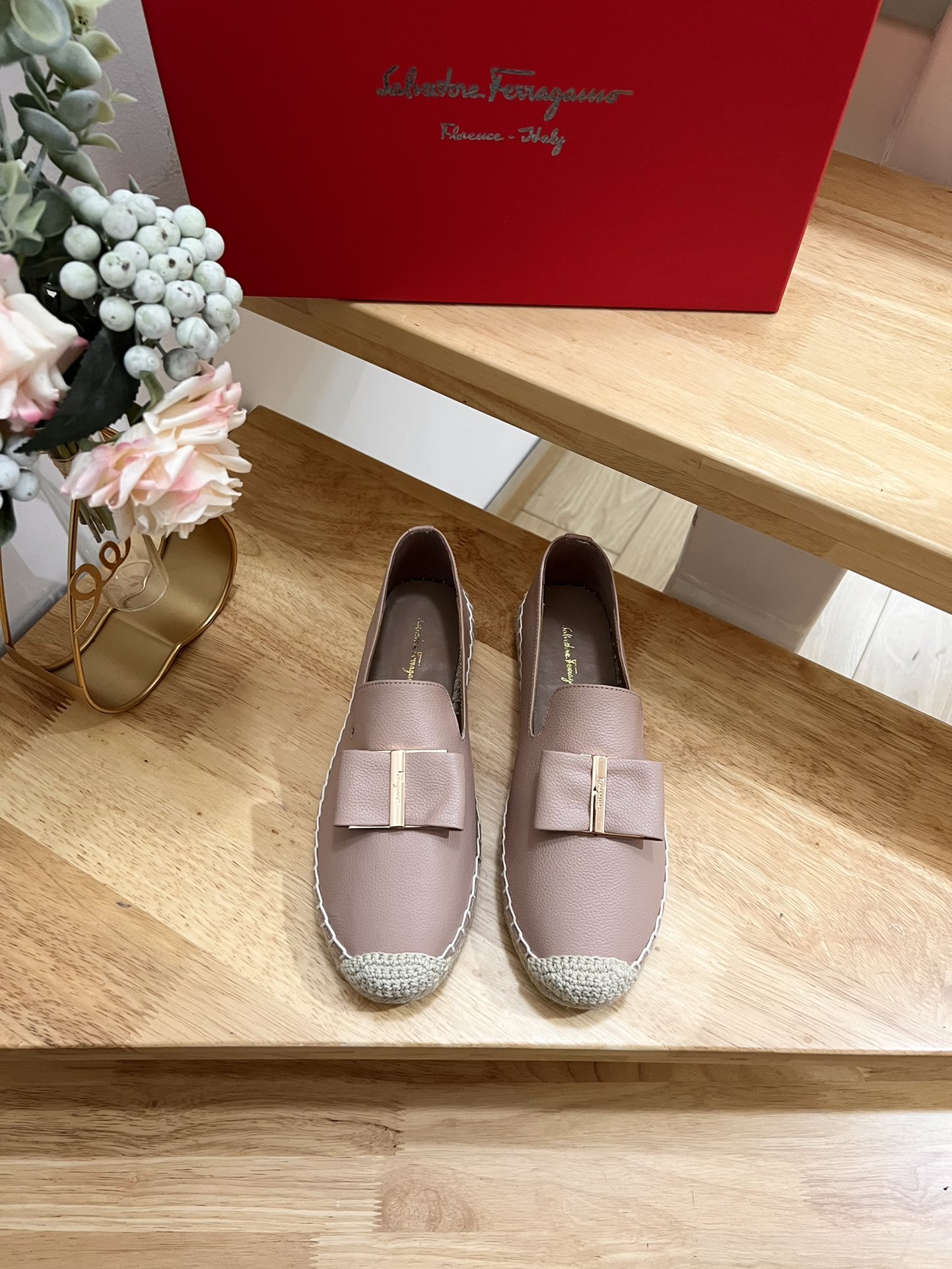 NO:221417,FERRAGAMO new women's shoes, classic casual oversized bow-shaped leather fisherman's shoes. The classic straw woven shoes are interpreted in gorgeous style, and the heel is foldable, turning it into Mier flat slippers. More styling options are provided for summer wardrobe. The twist rope sole is decorated with rubber inlay. Cowhide · Cowhide · Heel height 1.8cm · Origin Spain · Size 35-41, fisherman's shoes, ferragamo, ferragamo, slippers, espadrilles, espadrilles, cowhide19860909FERRAGAMO/菲拉格慕新款女鞋,经典休闲超大蝴蝶结皮面渔夫鞋.  以华丽风格诠释经典草编鞋,鞋跟可折叠,令其转变为蜜儿平底拖鞋.为夏季衣橱提供更多造型选择.麻花绳鞋底饰有橡胶嵌饰.  ·牛皮  ·跟高1.8cm  ·产地西班牙  ·码数35-41,渔夫鞋,ferragamo,ferragamo,slippers,espadrilles,espadrilles,cowhide,Women's Shoes