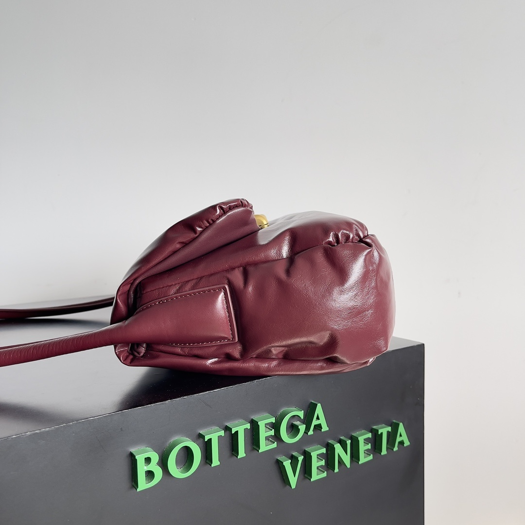 BVPad一眼心动帅气包款BOTTEGAVENETA奶油黄色的轻如枕头一样的包包手感极舒服到不想放手特别