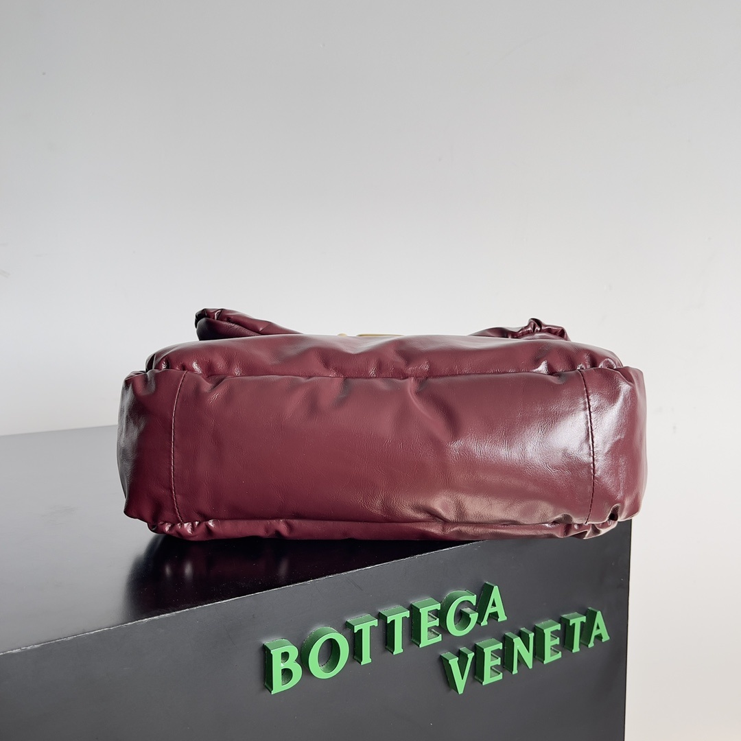 BVPad一眼心动帅气包款BOTTEGAVENETA奶油黄色的轻如枕头一样的包包手感极舒服到不想放手特别