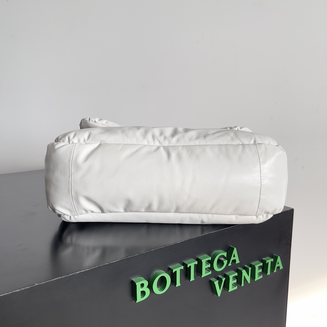 BVPad一眼心动帅气包款BOTTEGAVENETA奶油黄色的轻如枕头一样的包包手感极舒服到不想放手特别