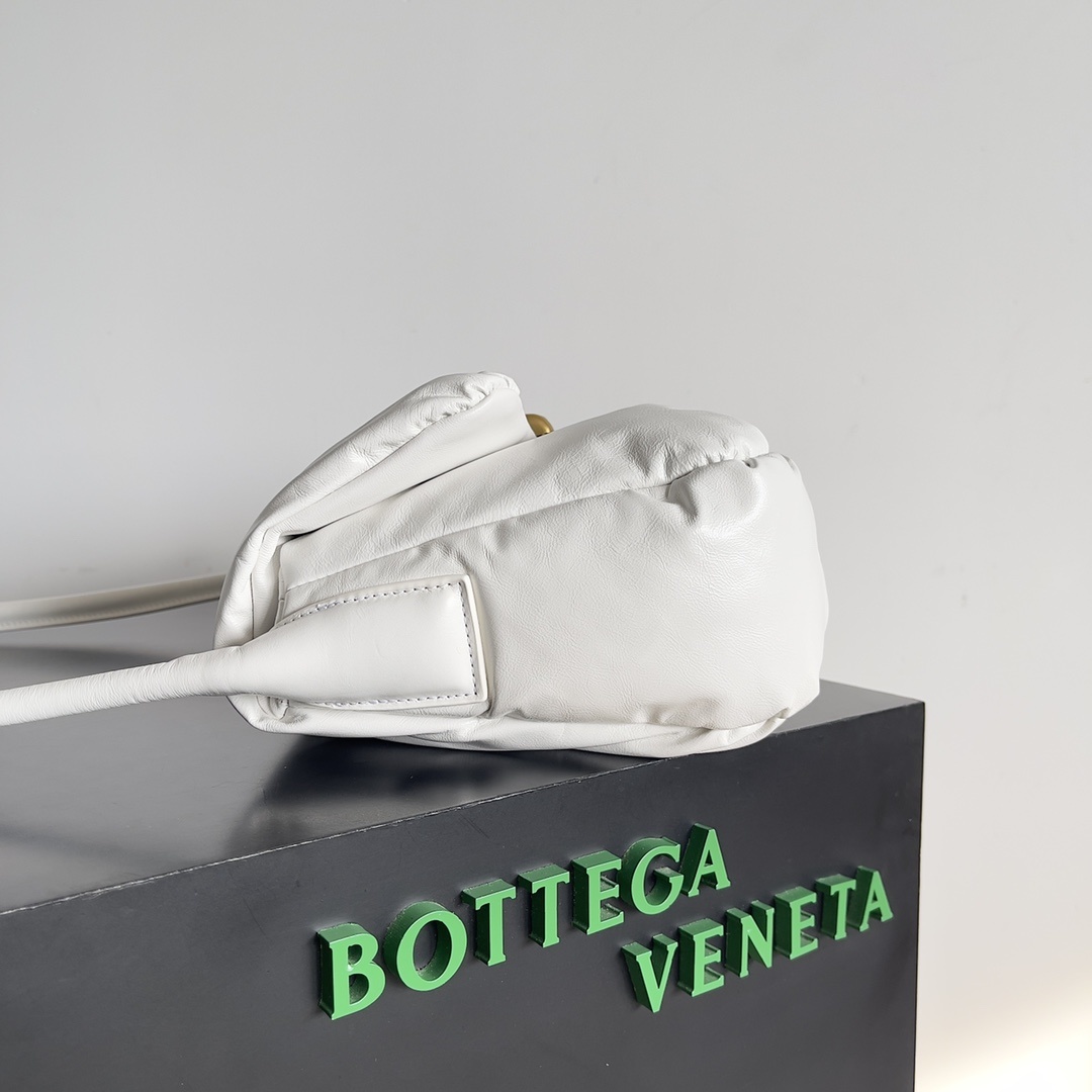 BVPad一眼心动帅气包款BOTTEGAVENETA奶油黄色的轻如枕头一样的包包手感极舒服到不想放手特别