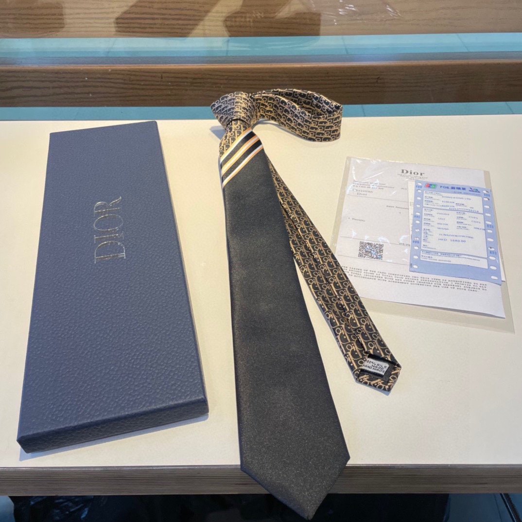 特配包装这款领带采用黑色桑蚕丝精心制