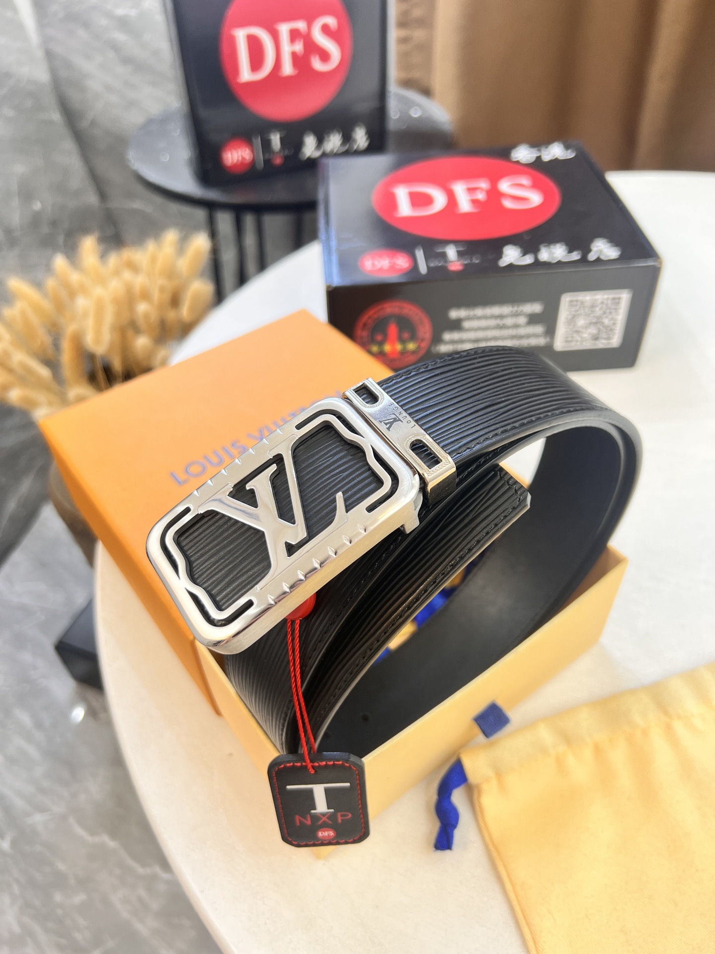 顶级皮带 原厂顶级香港免税T礼盒（NXP吊牌感应可识别官网 感应芯片） 正品精钢五金 双面使用 内穿扣头 路易威登Lv皮带 法国水波纹头层牛皮