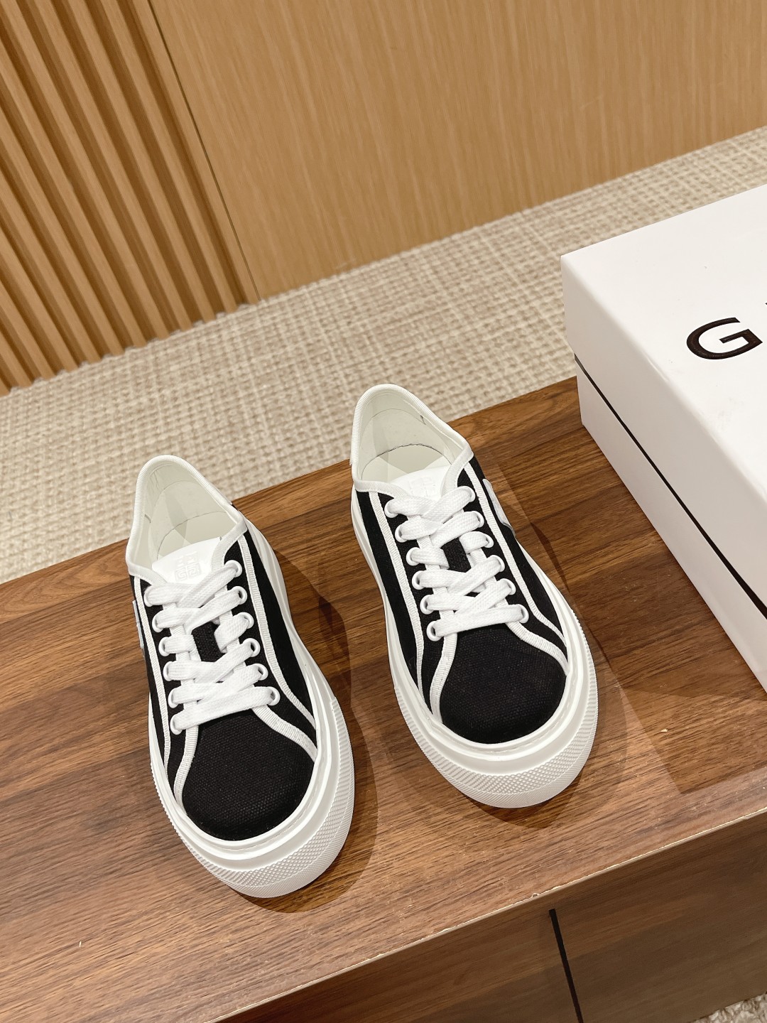 New Givenchy Spring 2023 Collection: Black Horse Shoes with Water-Washing Canvas. - 图片 1