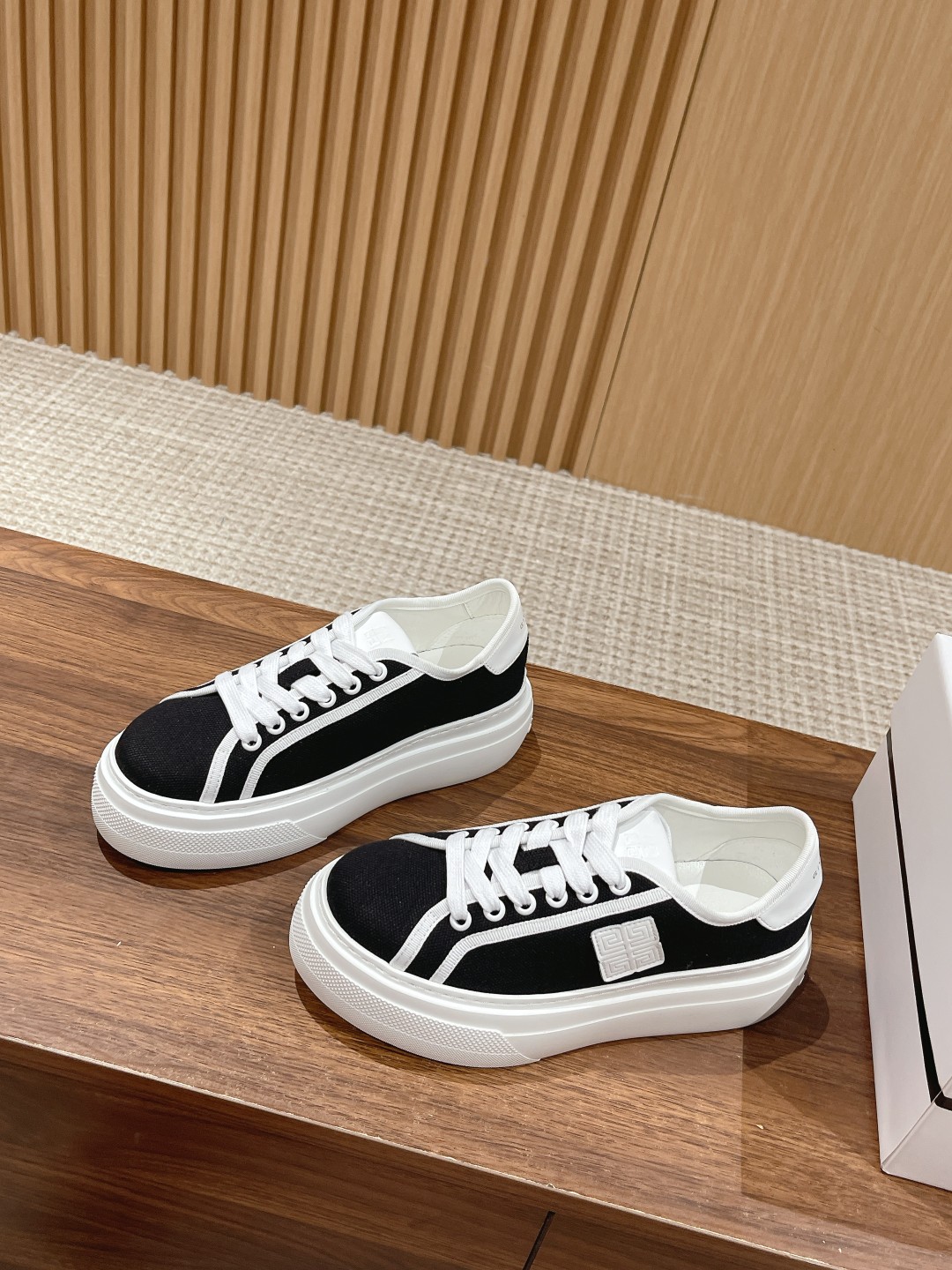 New Givenchy Spring 2023 Collection: Black Horse Shoes with Water-Washing Canvas. - 图片 2