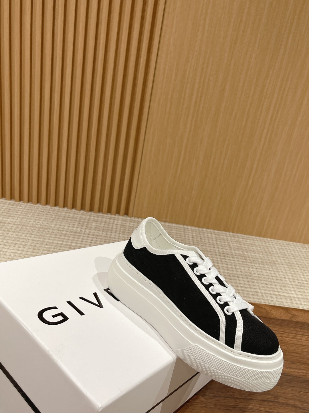 New Givenchy Spring 2023 Collection: Black Horse Shoes with Water-Washing Canvas. - 图片 3