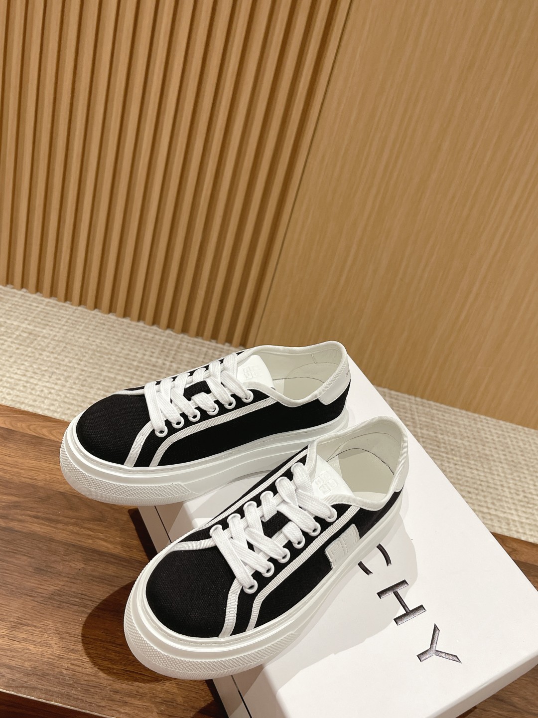 New Givenchy Spring 2023 Collection: Black Horse Shoes with Water-Washing Canvas. - 图片 4