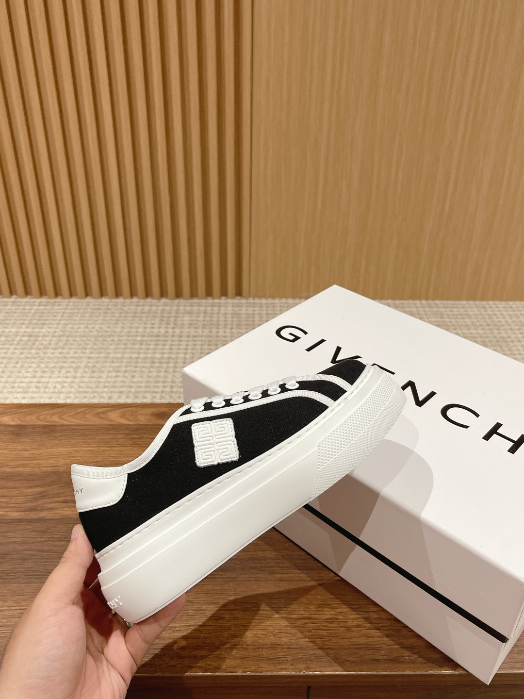 New Givenchy Spring 2023 Collection: Black Horse Shoes with Water-Washing Canvas. - 图片 5