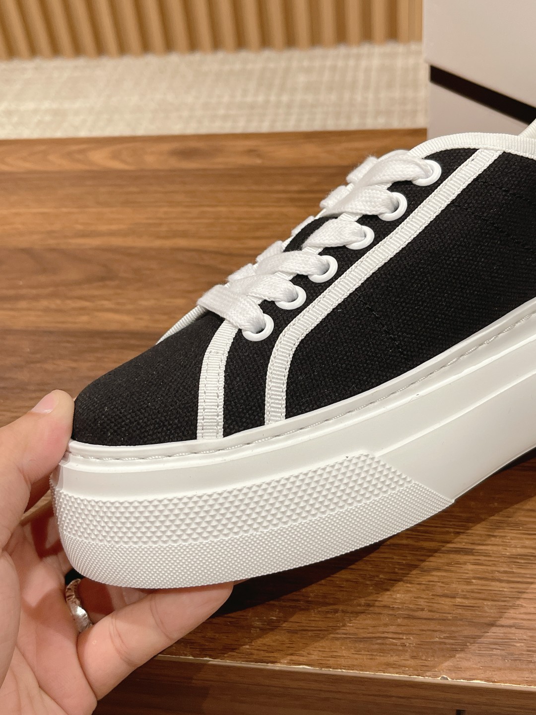 New Givenchy Spring 2023 Collection: Black Horse Shoes with Water-Washing Canvas. - 图片 6