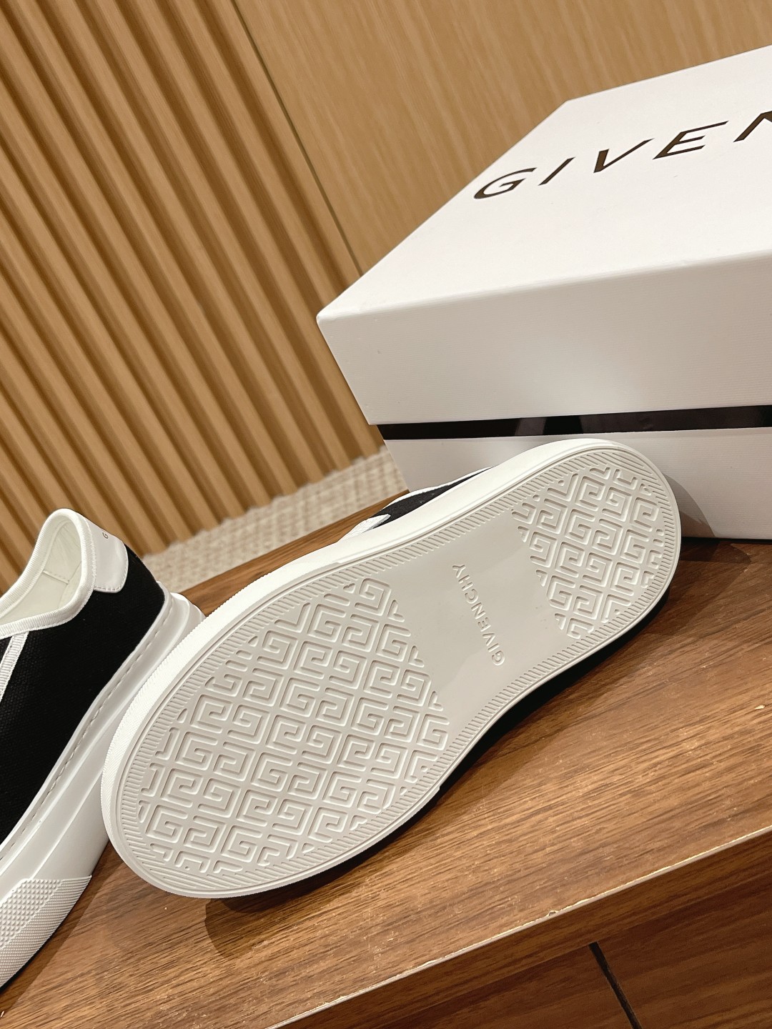 New Givenchy Spring 2023 Collection: Black Horse Shoes with Water-Washing Canvas. - 图片 7