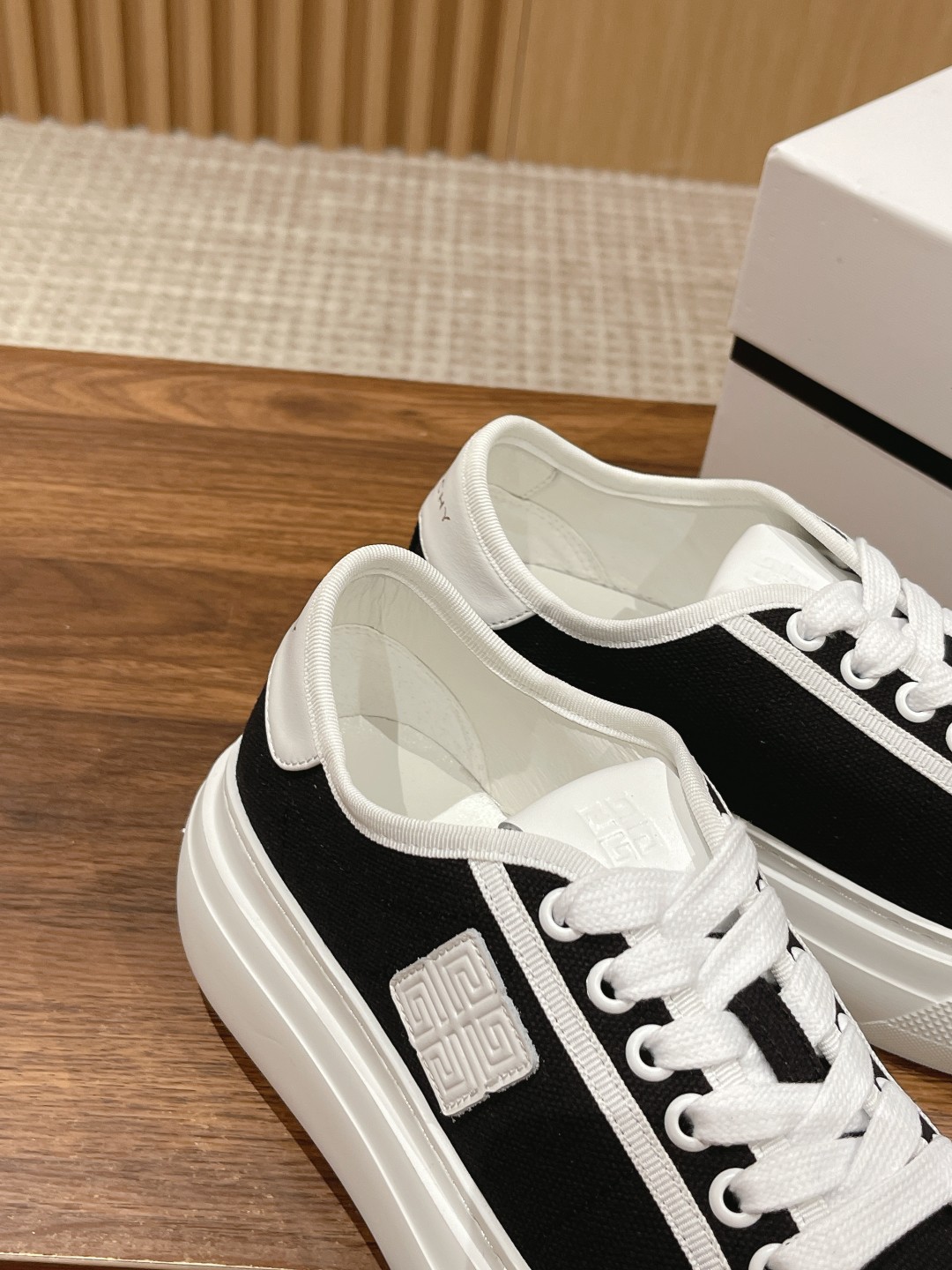 New Givenchy Spring 2023 Collection: Black Horse Shoes with Water-Washing Canvas. - 图片 8