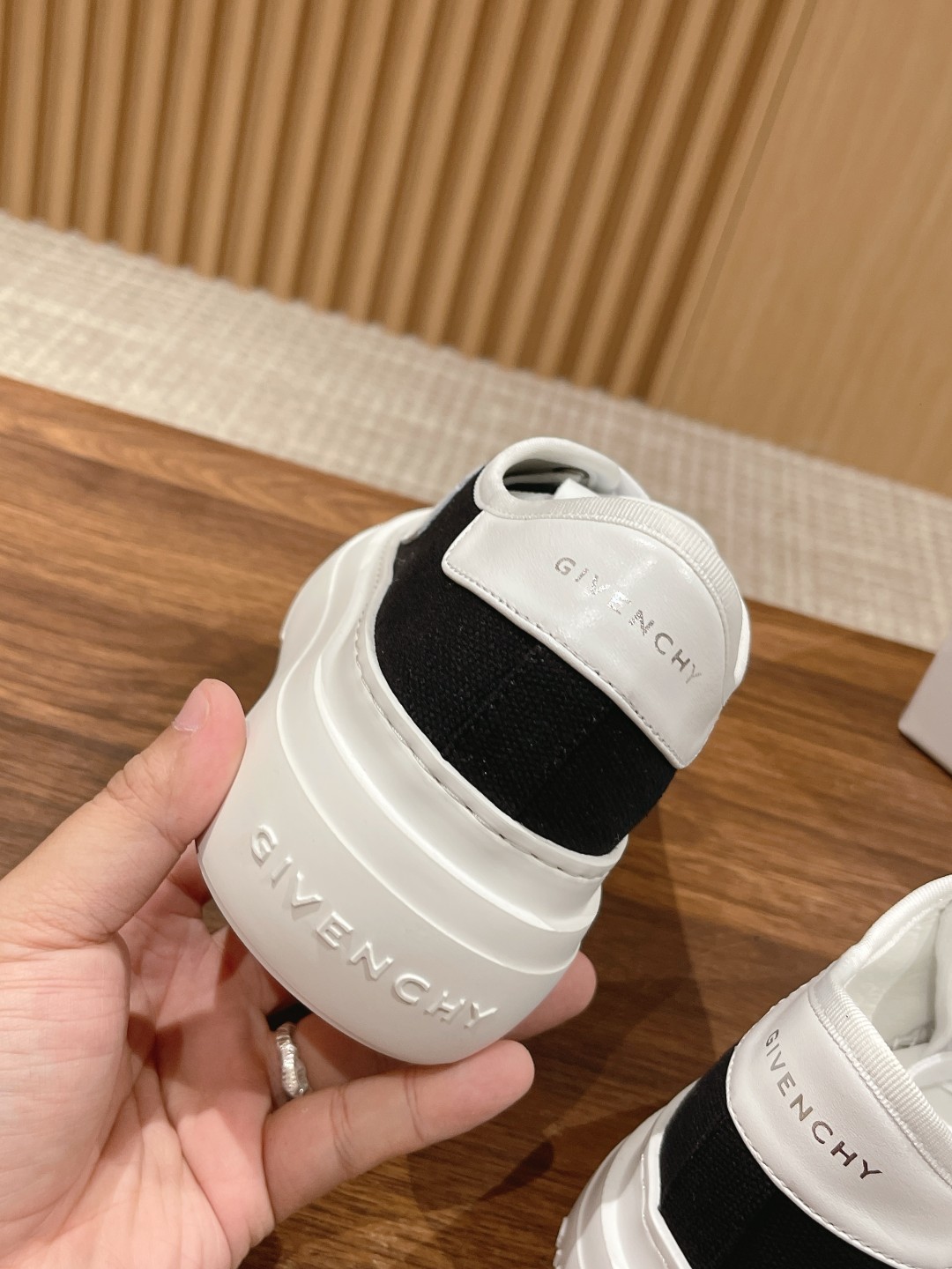 New Givenchy Spring 2023 Collection: Black Horse Shoes with Water-Washing Canvas. - 图片 9