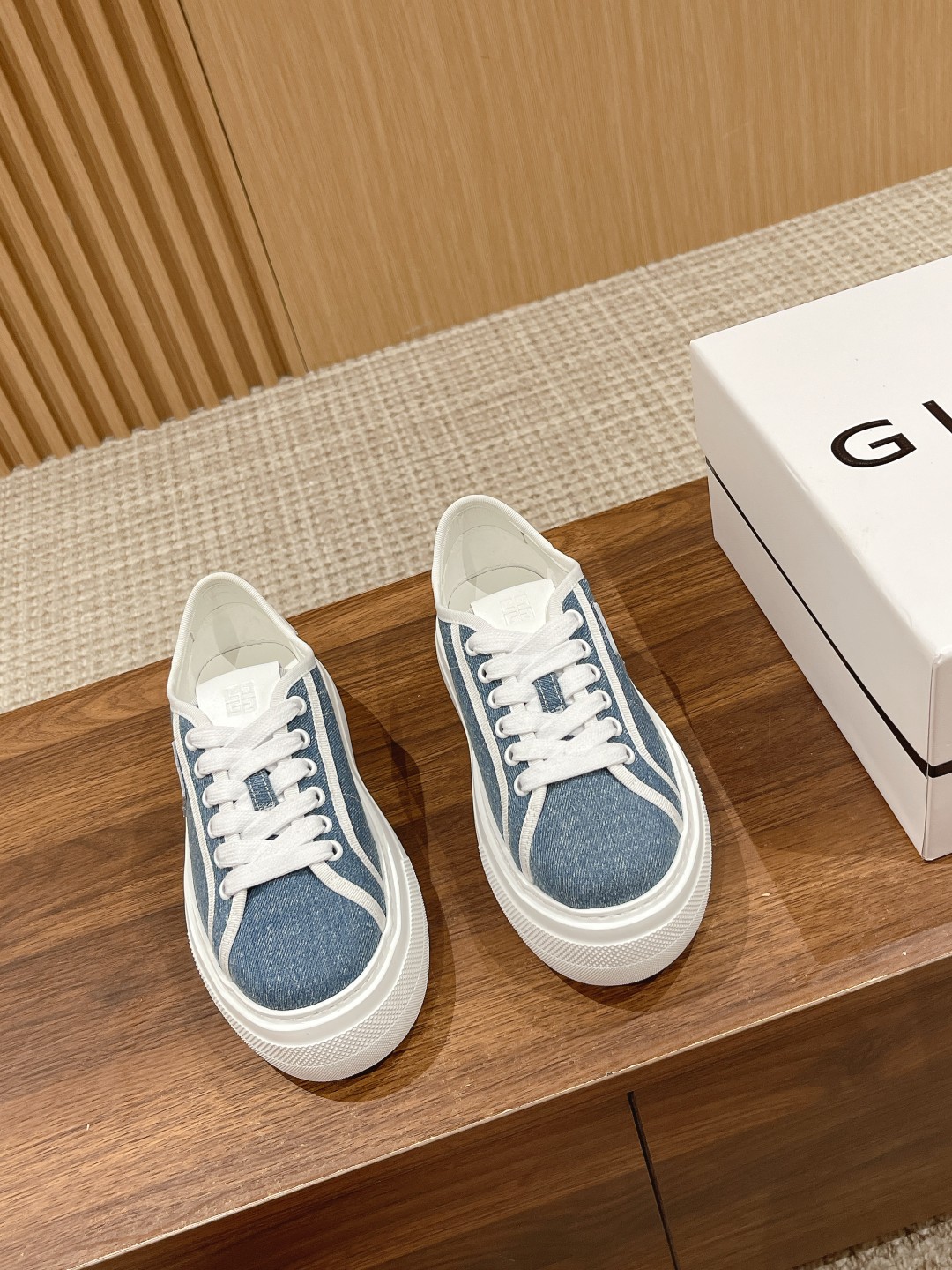 New Givenchy Spring 2023 Collection: Black Horse Product with Water-Washing Canvas Shoes - 图片 1