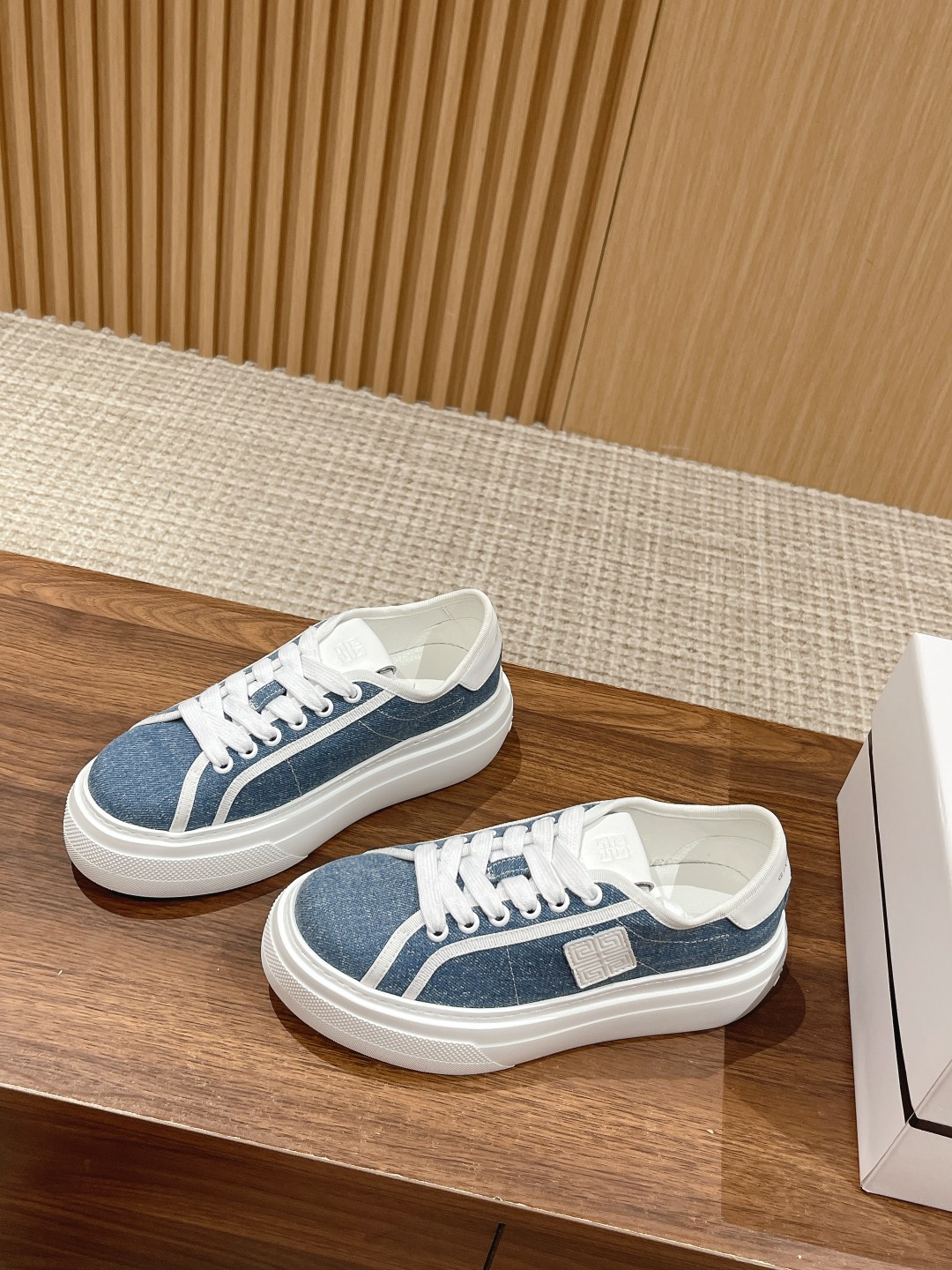 New Givenchy Spring 2023 Collection: Black Horse Product with Water-Washing Canvas Shoes - 图片 2