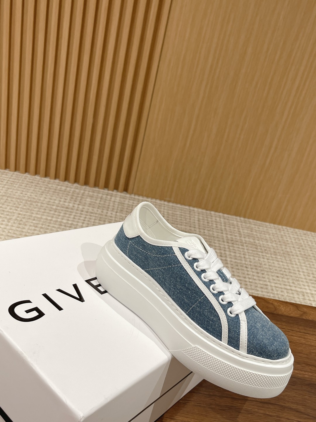 New Givenchy Spring 2023 Collection: Black Horse Product with Water-Washing Canvas Shoes - 图片 3