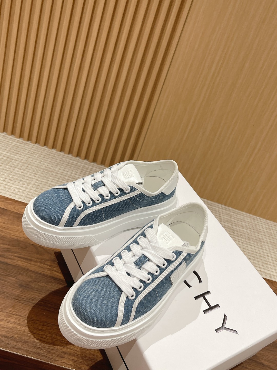New Givenchy Spring 2023 Collection: Black Horse Product with Water-Washing Canvas Shoes - 图片 4