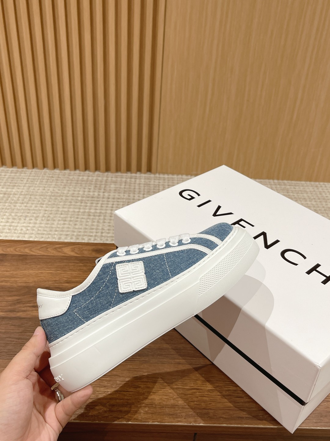 New Givenchy Spring 2023 Collection: Black Horse Product with Water-Washing Canvas Shoes - 图片 5