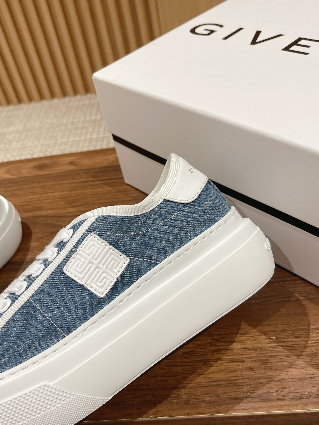 New Givenchy Spring 2023 Collection: Black Horse Product with Water-Washing Canvas Shoes - 图片 6