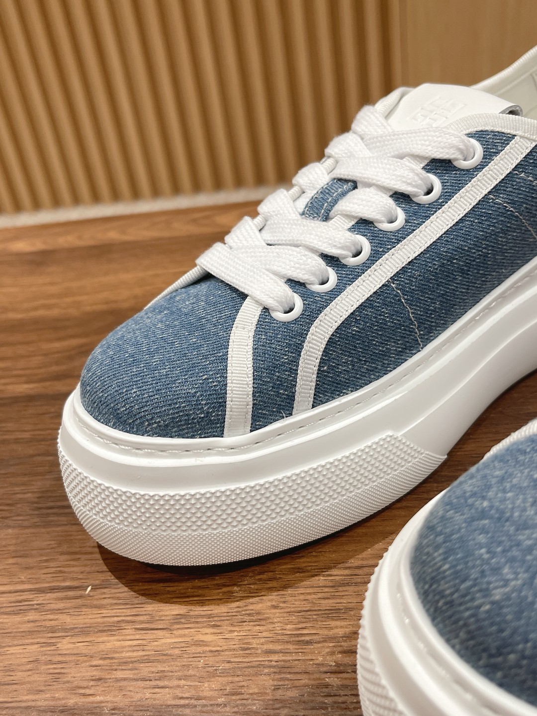 New Givenchy Spring 2023 Collection: Black Horse Product with Water-Washing Canvas Shoes - 图片 7