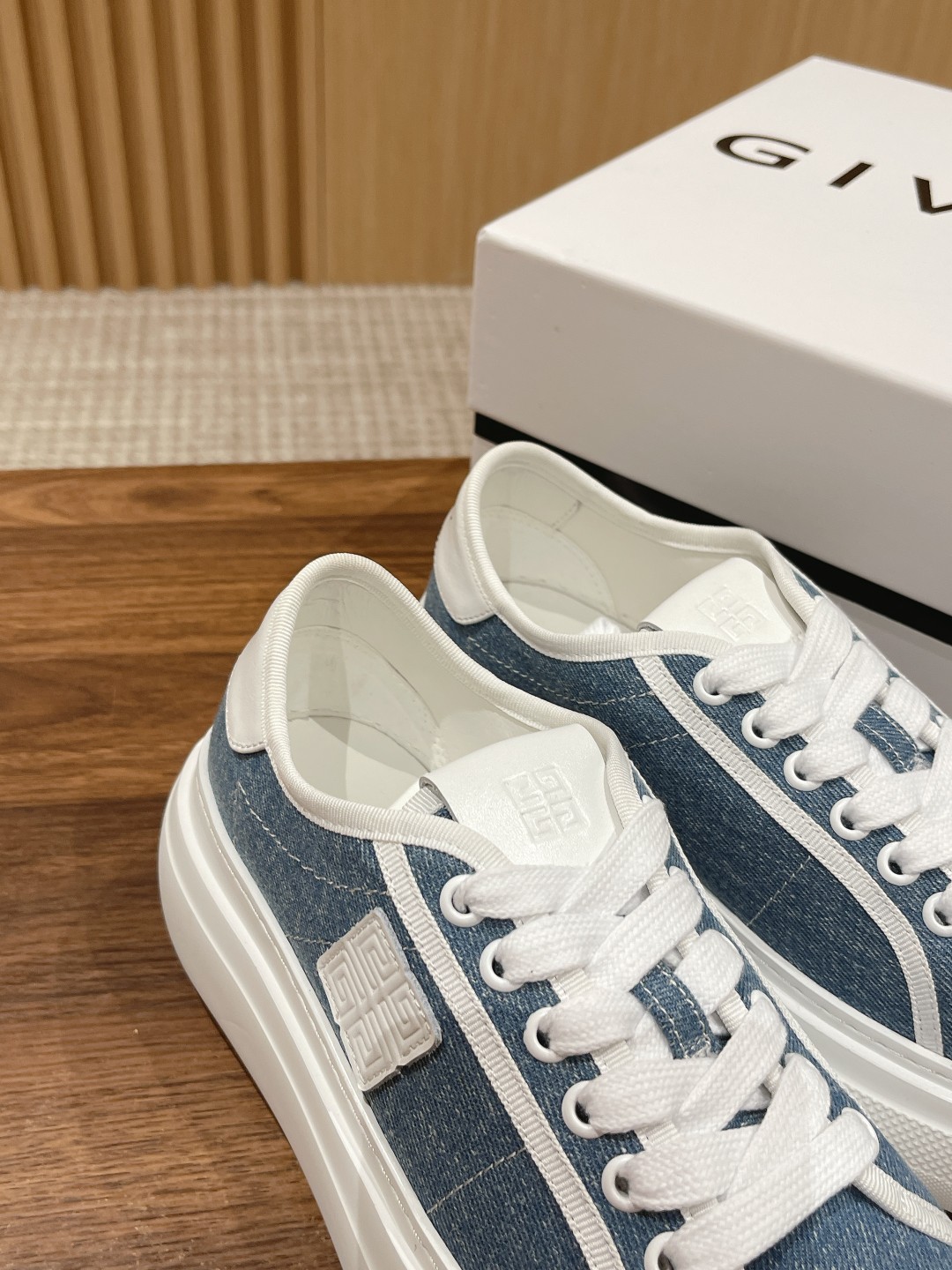 New Givenchy Spring 2023 Collection: Black Horse Product with Water-Washing Canvas Shoes - 图片 8