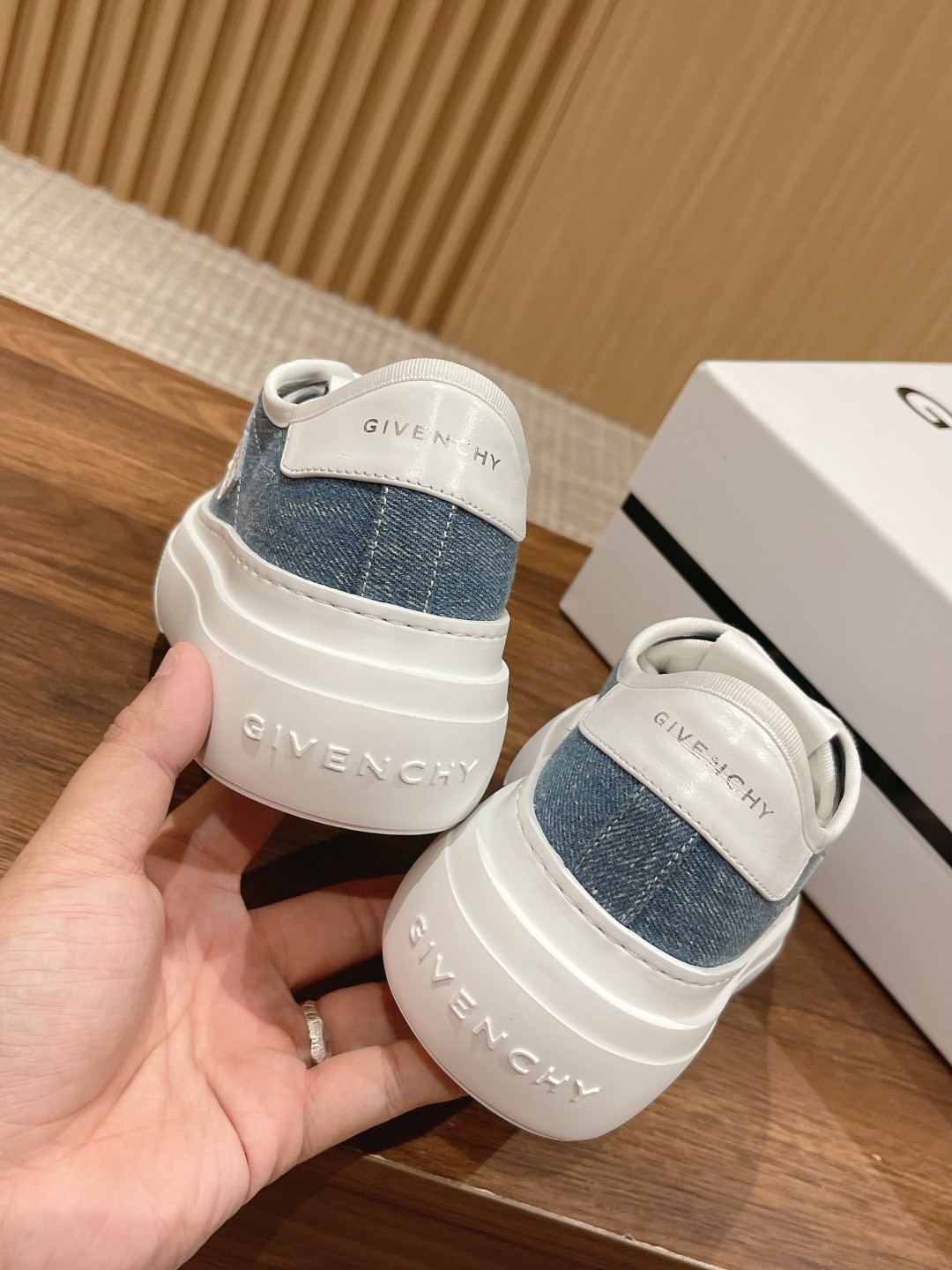 New Givenchy Spring 2023 Collection: Black Horse Product with Water-Washing Canvas Shoes - 图片 9