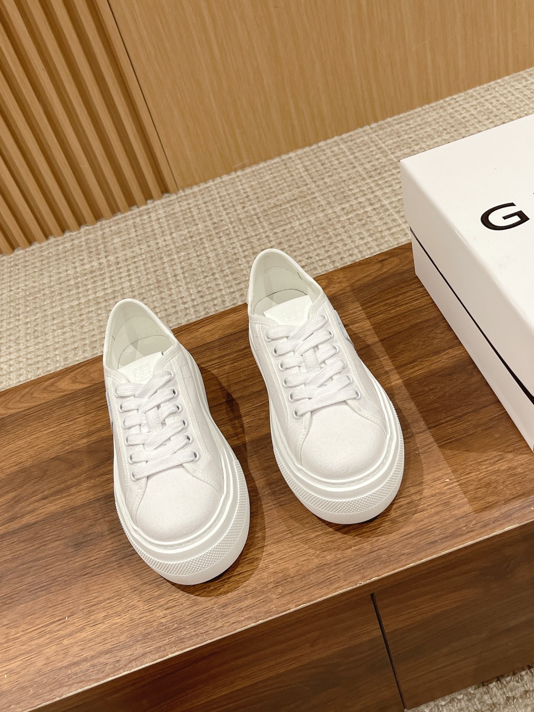 New Givenchy Spring 2023 Collection: Black Horse Shoes with Water-Washing Canvas - 图片 1