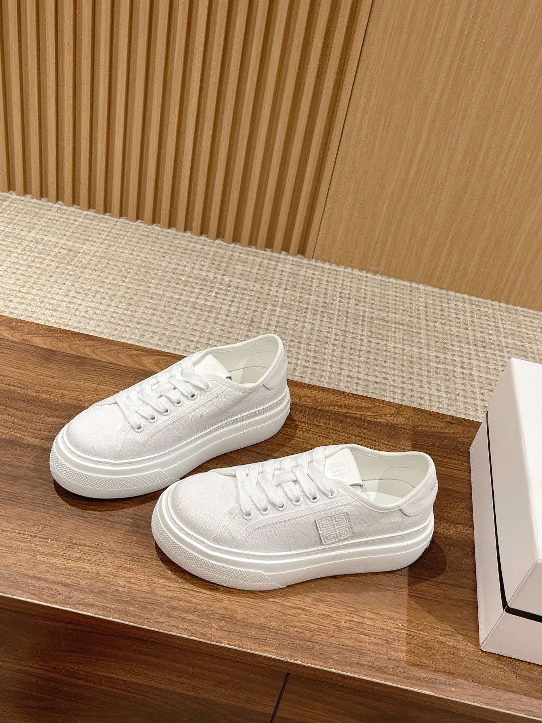 New Givenchy Spring 2023 Collection: Black Horse Shoes with Water-Washing Canvas - 图片 2