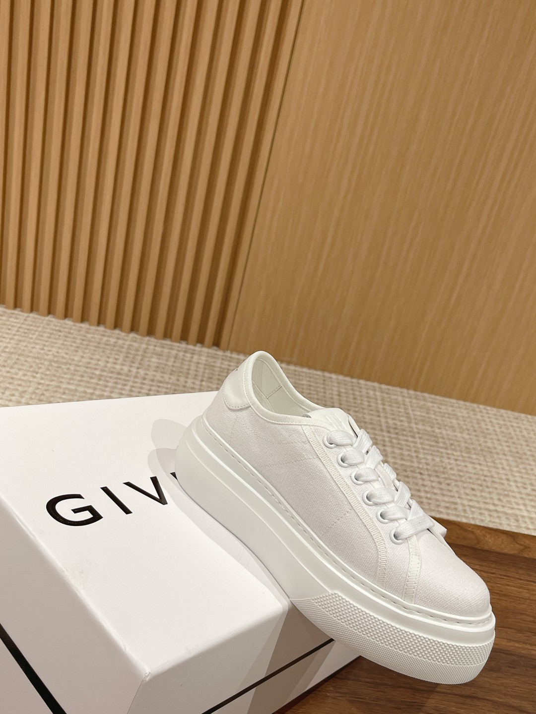 New Givenchy Spring 2023 Collection: Black Horse Shoes with Water-Washing Canvas - 图片 3