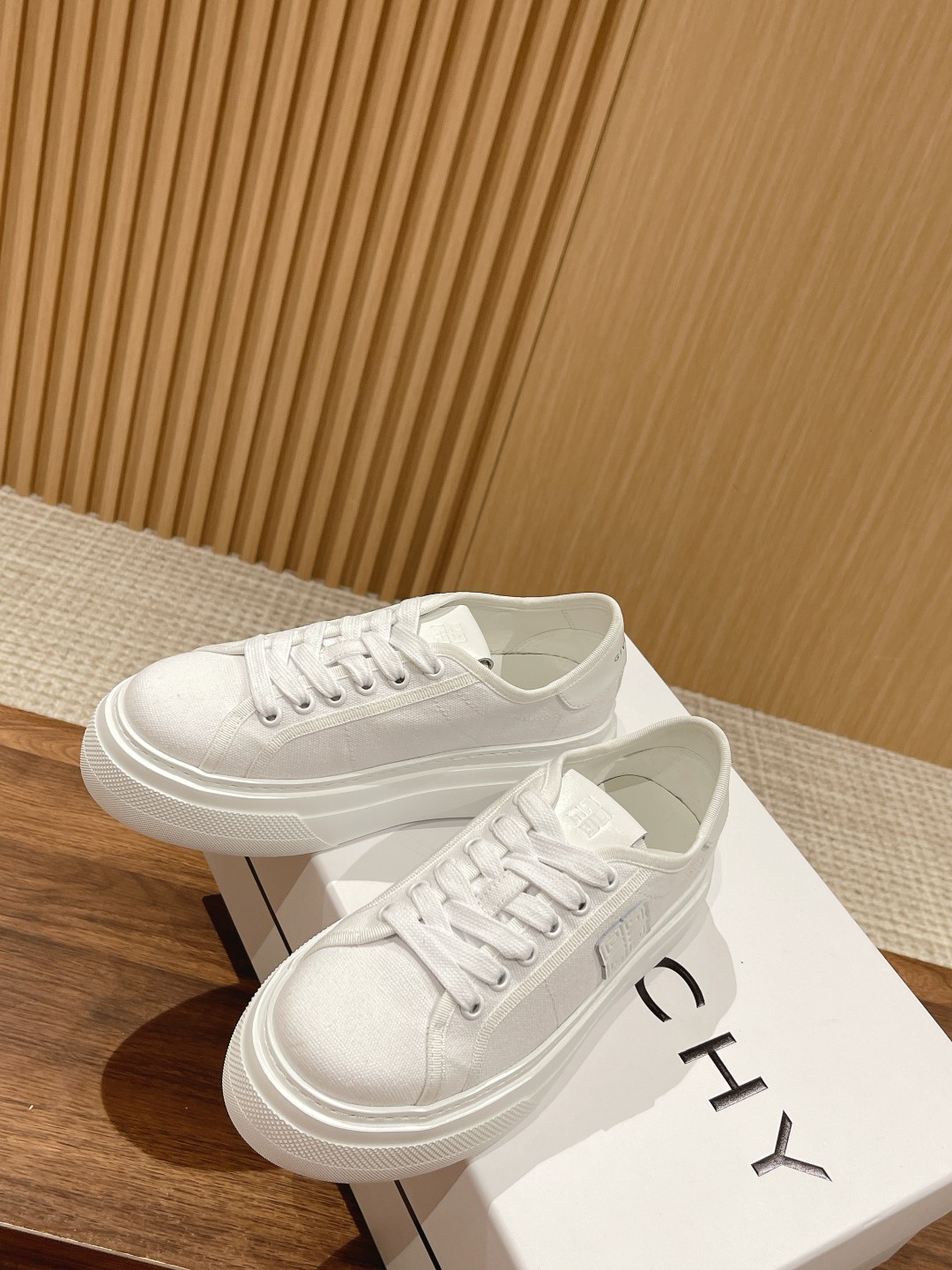 New Givenchy Spring 2023 Collection: Black Horse Shoes with Water-Washing Canvas - 图片 4