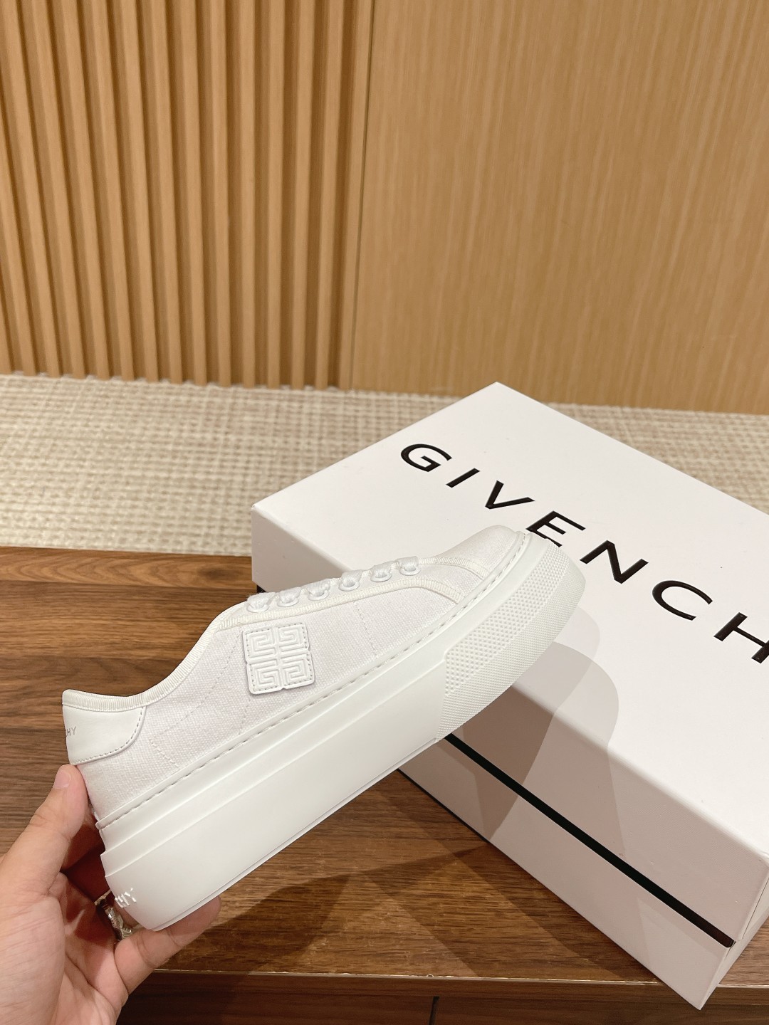 New Givenchy Spring 2023 Collection: Black Horse Shoes with Water-Washing Canvas - 图片 5