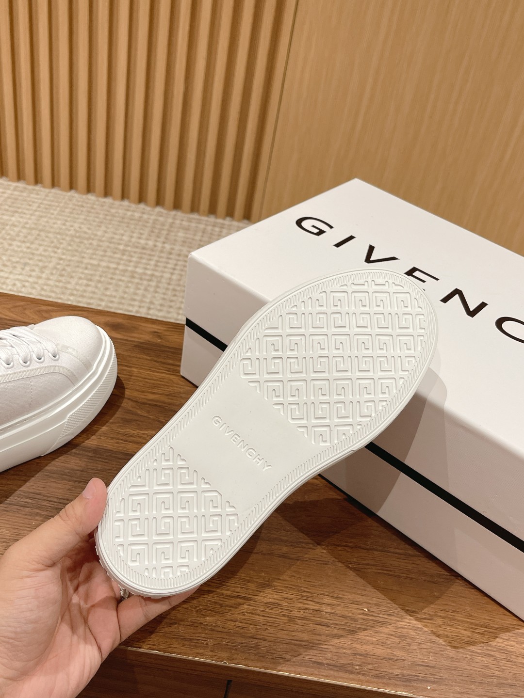 New Givenchy Spring 2023 Collection: Black Horse Shoes with Water-Washing Canvas - 图片 9