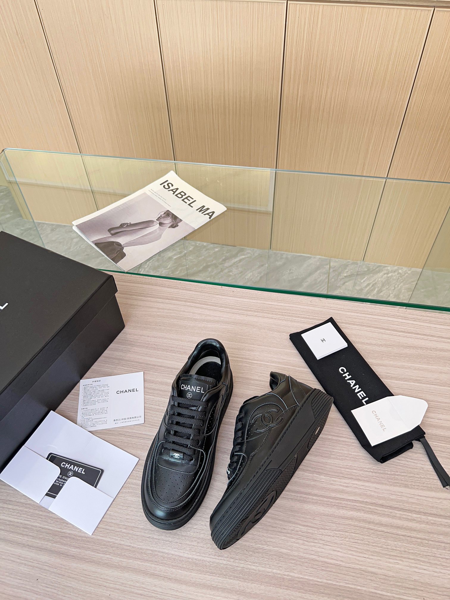 NO:129785,Chanel 23A latest model full leather panda color scheme small white shoes casual sports shoes skateboard shoes original purchase and development Xiaoxiang C home Another super hit counter, the love of internet celebrity bloggers and ladies, various praises from social platforms, popular super high texture and breathable super spring and summer, seeing this issue can always evoke the girl's inner demand for fashion Latest suede material Classic black and white color scheme Full of fashionable feeling on the feet Easy to take care of Fabric: Original custom imported cowhide material Customized soft sheepskin lining Sole original molded TU non-slip sole Thickness 2.5CM Size: Women's model 35-40, chanel, chanel, chanel, chanel, sneakers, cowhide, sheepskin, chamois leather19860909Chanel香奈儿23A最新款 全皮 熊猫配色 小白鞋 休闲 运动鞋 滑板鞋 原版购入开发 做货 小香 C家 专柜又一超级大爆款,网红博主小姐姐们的挚爱,社交平台的各种夸赞,人气超高质感透气超级春夏,看到这期总能唤起少女内心对时髦的诉求 最新麂皮材质 经典黑白配色 上脚时髦感十足 容易打理 面料: 原版定制进口牛皮材质 内里定制柔软羊皮里 鞋底原版开模TU防滑大底 底厚2.5CM Size: 女款35-40,,chanel,chanel,chanel,sneakers,cowhide,sheepskin,chamois leather,Women's Shoes