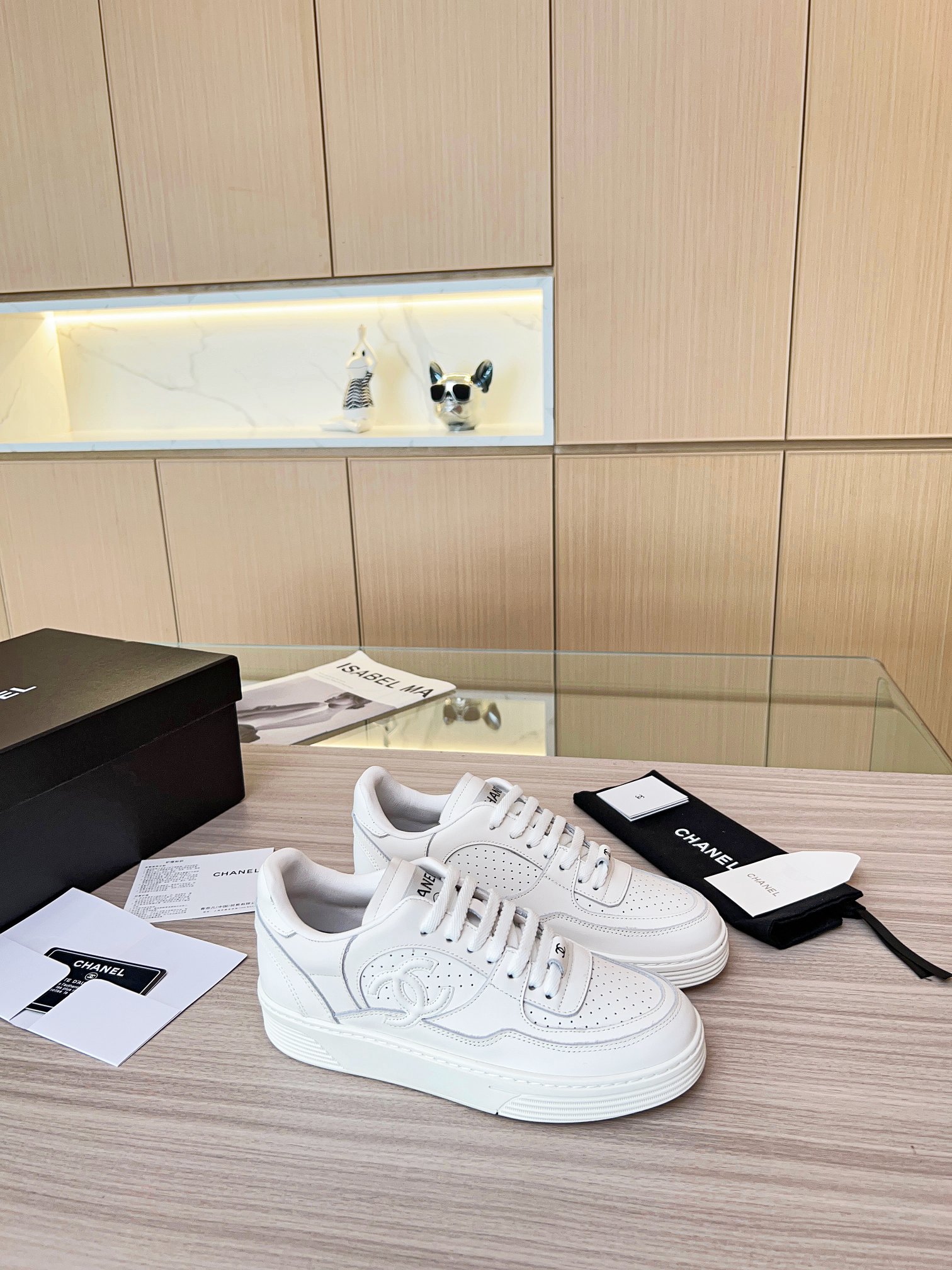 NO:721848,Self-produced Chanel's latest model, full leather, panda color, white shoes, casual sports shoes, skate shoes, original purchase and development, production, Xiaoxiang C's counter, another super hot model, the favorite of Internet celebrity bloggers and ladies, various praises on social platforms, super popular, high quality, breathable, super spring and summer, seeing this issue always arouses the inner desire of fashion among girls. The latest suede material, classic black and white color, full of fashionable feeling on the feet, easy to take care of  Fabric: Original custom imported cowhide material Customized soft sheepskin lining Original open molded TPU anti-slip outsole Sole thickness 2.5CM Size: Women's 35-40, casual shoes/sports shoes, chanel, chanel, sneakers, cowhide, sheepskin, chamois leather19860909自产 Chanel香奶奶最新款 全皮 熊猫配色 小白鞋 休闲 运动鞋 滑板鞋 原版购入开发 做货 小香 C家 专柜又一超级大爆款,网红博主小姐姐们的挚爱,社交平台的各种夸赞,人气超高质感透气超级春夏,看到这期总能唤起少女内心对时髦的诉求 最新麂皮材质 经典黑白配色 上脚时髦感十足 容易打理 面料: 原版定制进口牛皮材质 内里定制柔软羊皮里 鞋底原版开模TPU防滑大底 底厚2.5CM Size: 女款35-40,休闲鞋/运动鞋,chanel,chanel,sneakers,cowhide,sheepskin,chamois leather,Women's Shoes