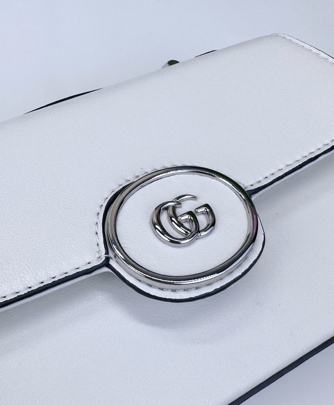 GUCCI Petite GGシリーズ迷你肩背包 - クラシックな白色と調節可能な肩 strap