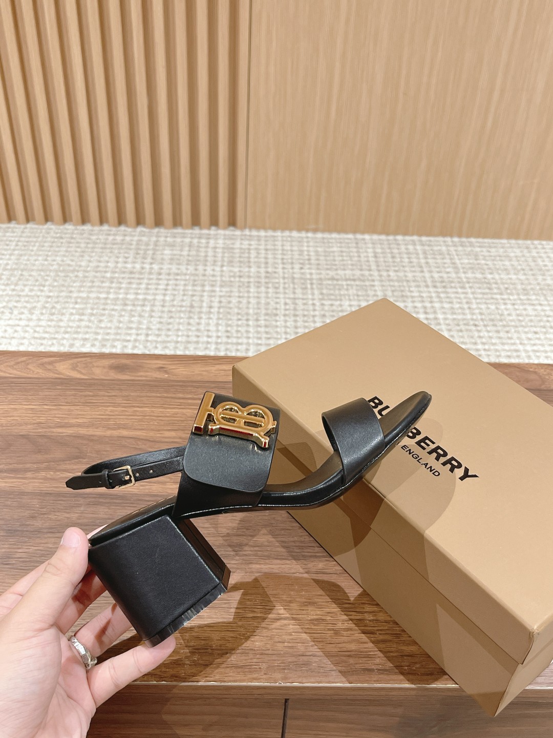 High-Quality Calf Skin Sandals by Burberry: Stylish, Cozy, and Unique - 图片 5