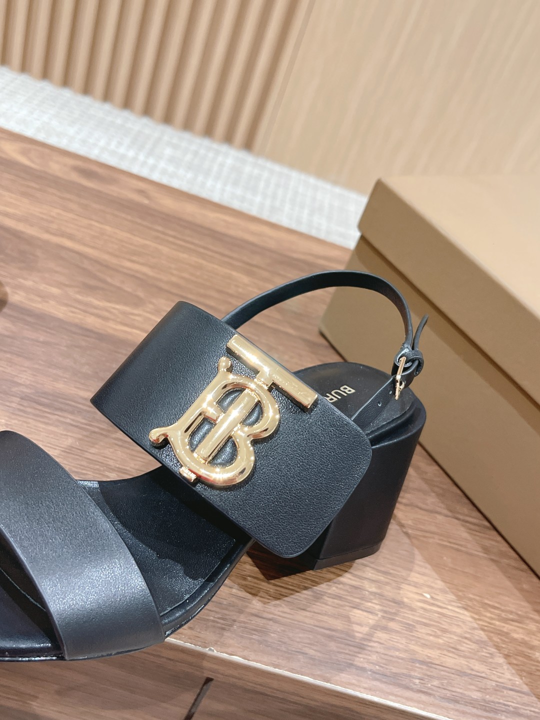 High-Quality Calf Skin Sandals by Burberry: Stylish, Cozy, and Unique - 图片 7