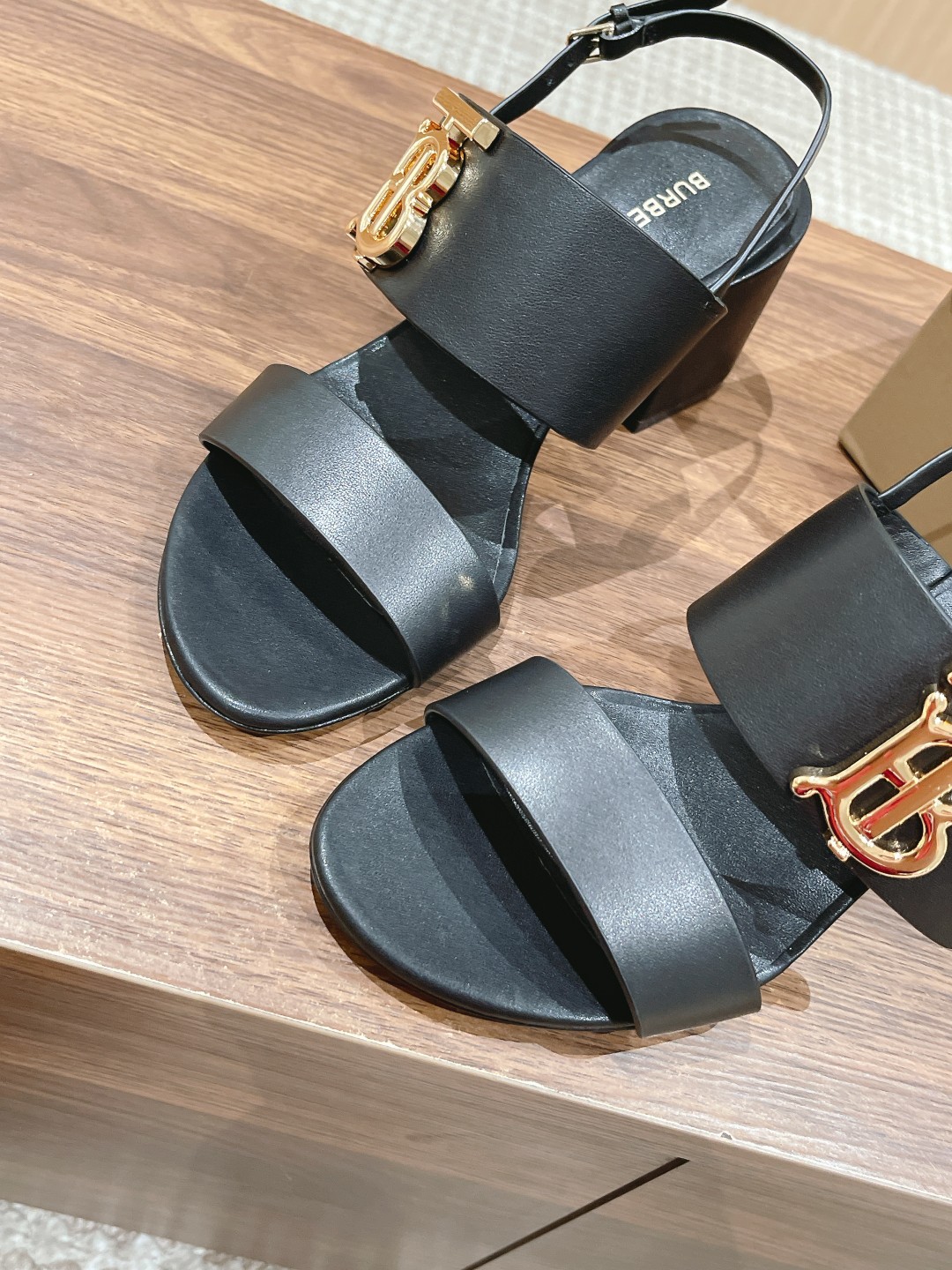 High-Quality Calf Skin Sandals by Burberry: Stylish, Cozy, and Unique - 图片 8