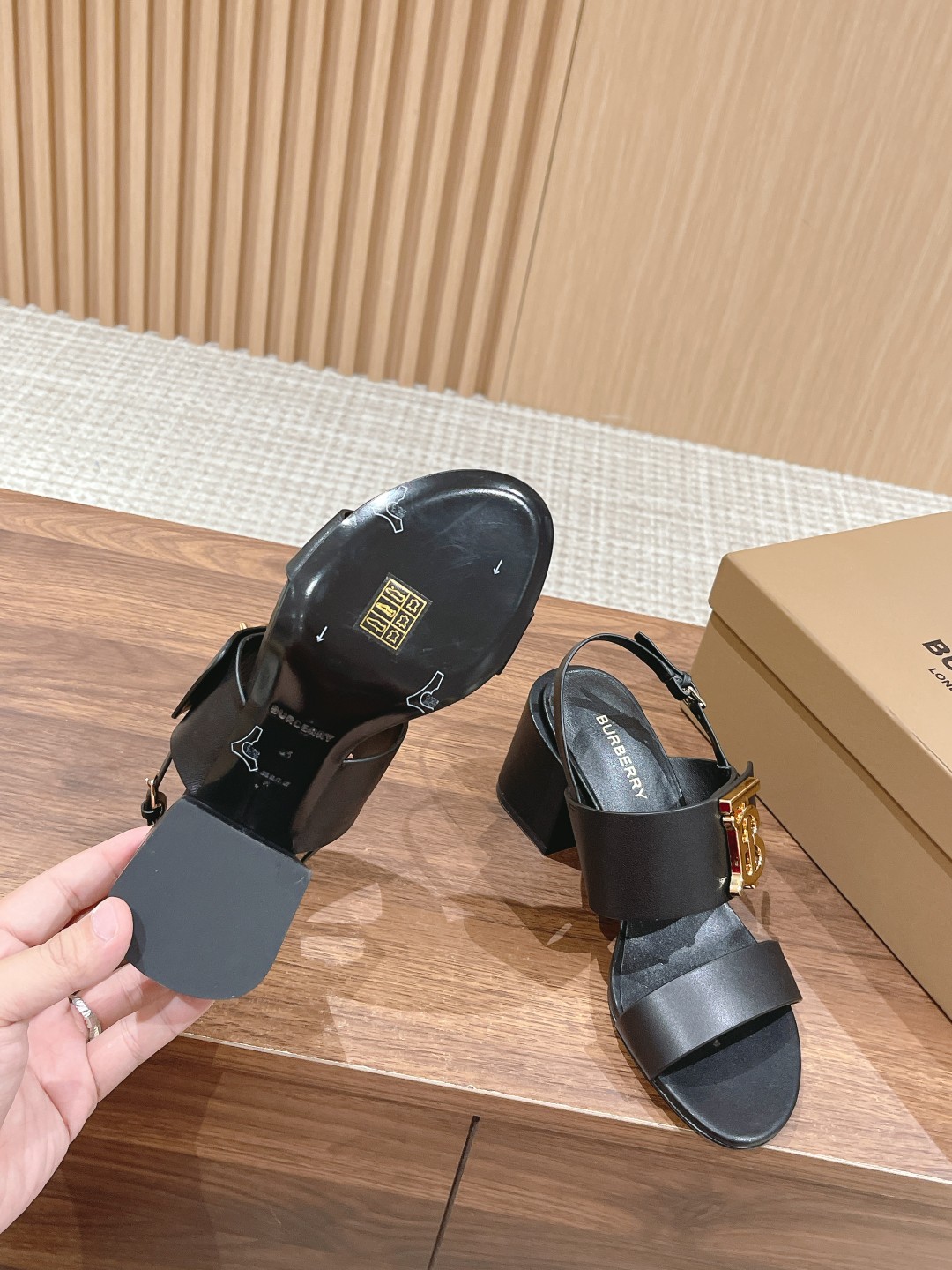 High-Quality Calf Skin Sandals by Burberry: Stylish, Cozy, and Unique - 图片 9