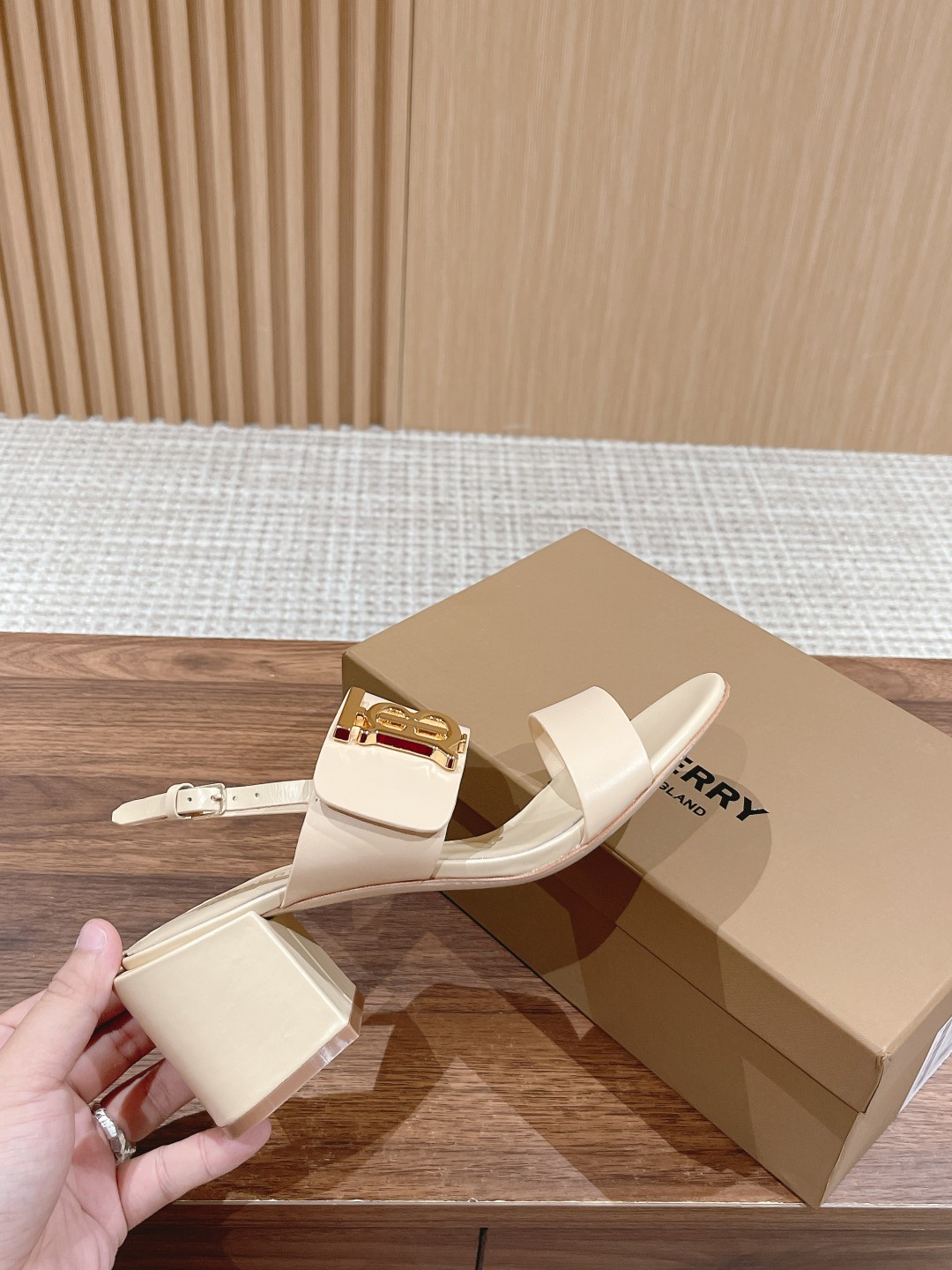 High-quality Calf Skin Sandals with Gold Plating by Burberry: Cozy, Stylish, and Unique - 图片 3