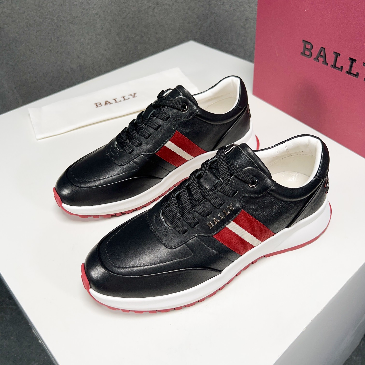 NO:272045,BALL* — Ballie, casual shoes, high-end version. Fine workmanship is fine in every detail, carefully used materials, the upper is made of original imported cowhide/matched with original cowhide. Original cowhide inner lining. Original special supply of original combination sole, comfortable and versatile B6. Size 39-44,,bally,cowhide19860909BALL* — 巴利,休闲鞋,高版本.做工精细于每处细节,精心用料,鞋面采用原版进口牛皮/搭配原版.原版牛皮内里.原厂特供原版组合大底 ,舒适百搭B6.码数39-44,,bally,cowhide,Men's shoes