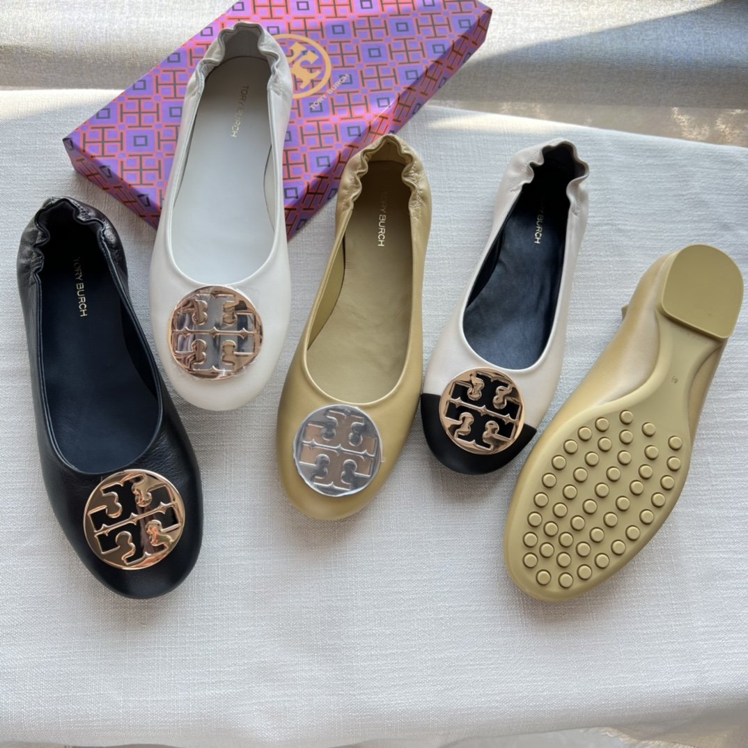 【新品】TORY BURCH 汤丽柏琦 命名来自美国设计师ClaireMcCardell的名字。在上世纪40年代，她推出了芭蕾平底鞋，打破了社会对女性穿衣风格的束缚。本款Claire经典芭蕾平底鞋，精选柔软皮革打造，饰以标志性双T Logo 褶裥后帮和加垫细节                                   材质：面里均采用进口混种羊皮五金饰品 银色拼金色或金色拼黑色 防滑橡胶鞋底                                      5.5=35 6