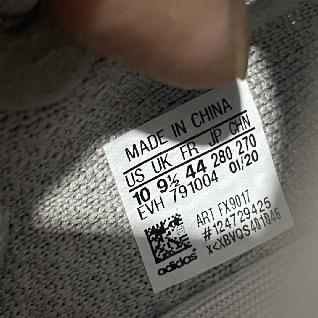 图片[2]-【OG纯原】Yeezy 350V2 \”Tail Light\”尾灯n市场认可度最高纯原之一n完美鞋型多次校准 低趴姿态匹配n全鞋材料均支持全方位对比发售ZPn辰元原厂织面 编织密度同原鞋百宏原厂鞋带 百分百一致原版n巴斯夫Boost原底 脚感回弹和公司货一模一样  大底RB、Tpu色卡调整零色差 原版可随意比对n原厂碳带打印内标、盒标 ID串码排列组合无重复 亲测大几率无法鉴定、过验  Size：36 36.5 37 38 38.5 39 40 40.5 41 42 42.5 43 44 44.5 45 46 47 48-莆田鞋批发中心