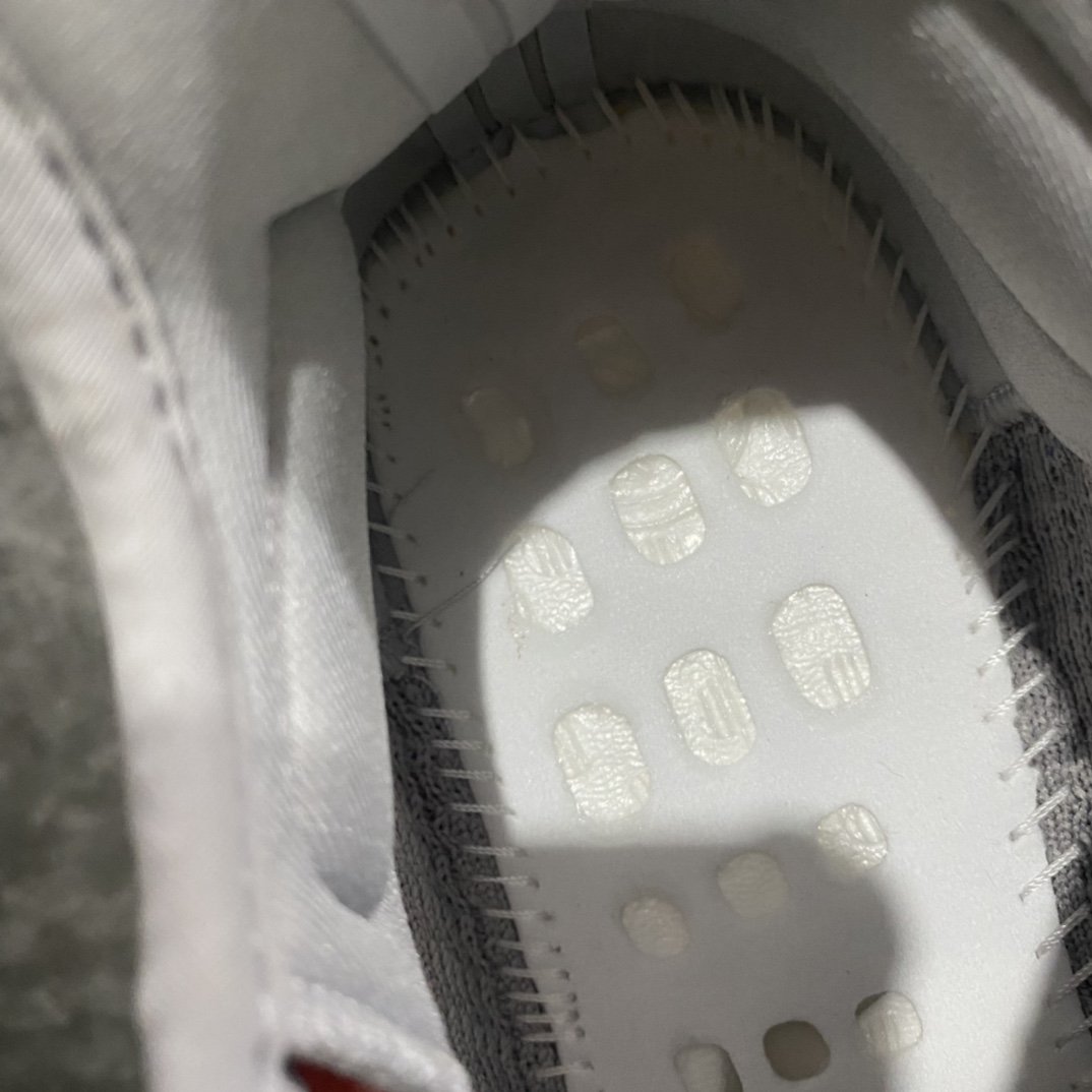 图片[3]-【OG纯原】Yeezy 350V2 \”Tail Light\”尾灯n市场认可度最高纯原之一n完美鞋型多次校准 低趴姿态匹配n全鞋材料均支持全方位对比发售ZPn辰元原厂织面 编织密度同原鞋百宏原厂鞋带 百分百一致原版n巴斯夫Boost原底 脚感回弹和公司货一模一样  大底RB、Tpu色卡调整零色差 原版可随意比对n原厂碳带打印内标、盒标 ID串码排列组合无重复 亲测大几率无法鉴定、过验  Size：36 36.5 37 38 38.5 39 40 40.5 41 42 42.5 43 44 44.5 45 46 47 48-莆田鞋批发中心