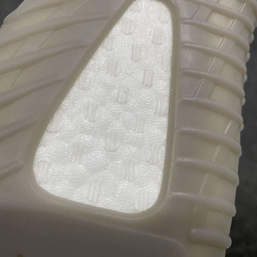 【OG纯原】Yeezy 350V2 \”Tail Light\”尾灯n市场认可度最高纯原之一n完美鞋型多次校准 低趴姿态匹配n全鞋材料均支持全方位对比发售ZPn辰元原厂织面 编织密度同原鞋百宏原厂鞋带 百分百一致原版n巴斯夫Boost原底 脚感回弹和公司货一模一样  大底RB、Tpu色卡调整零色差 原版可随意比对n原厂碳带打印内标、盒标 ID串码排列组合无重复 亲测大几率无法鉴定、过验  Size：36 36.5 37 38 38.5 39 40 40.5 41 42 42.5 43 44 44.5 45 46 47 48-莆田鞋批发中心