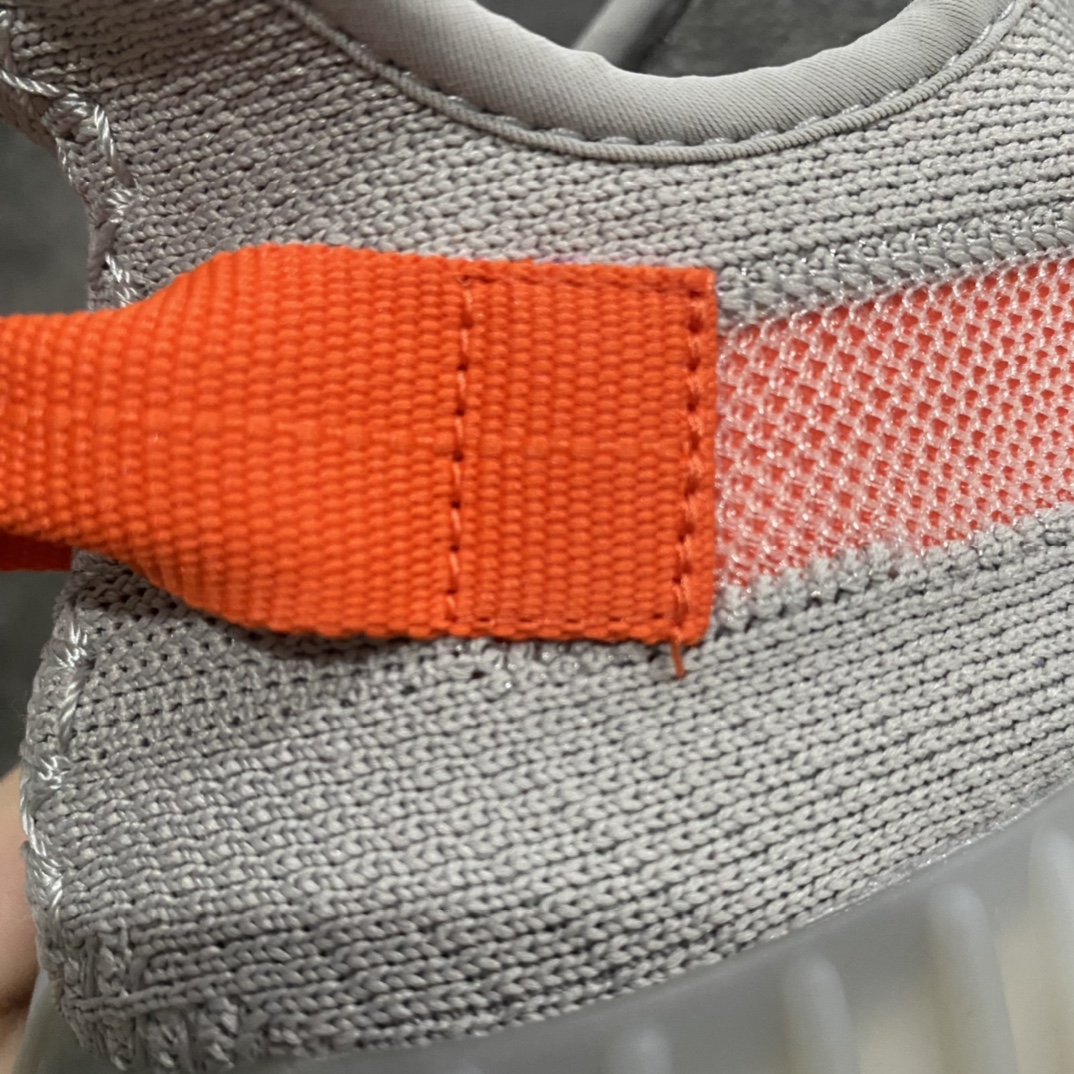 图片[7]-【OG纯原】Yeezy 350V2 \”Tail Light\”尾灯n市场认可度最高纯原之一n完美鞋型多次校准 低趴姿态匹配n全鞋材料均支持全方位对比发售ZPn辰元原厂织面 编织密度同原鞋百宏原厂鞋带 百分百一致原版n巴斯夫Boost原底 脚感回弹和公司货一模一样  大底RB、Tpu色卡调整零色差 原版可随意比对n原厂碳带打印内标、盒标 ID串码排列组合无重复 亲测大几率无法鉴定、过验  Size：36 36.5 37 38 38.5 39 40 40.5 41 42 42.5 43 44 44.5 45 46 47 48-莆田鞋批发中心