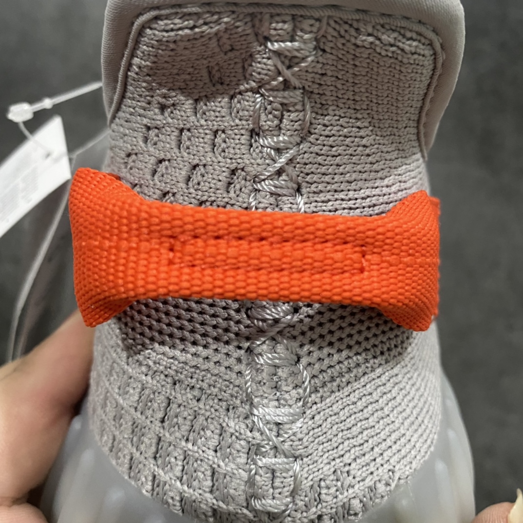 图片[8]-【OG纯原】Yeezy 350V2 \”Tail Light\”尾灯n市场认可度最高纯原之一n完美鞋型多次校准 低趴姿态匹配n全鞋材料均支持全方位对比发售ZPn辰元原厂织面 编织密度同原鞋百宏原厂鞋带 百分百一致原版n巴斯夫Boost原底 脚感回弹和公司货一模一样  大底RB、Tpu色卡调整零色差 原版可随意比对n原厂碳带打印内标、盒标 ID串码排列组合无重复 亲测大几率无法鉴定、过验  Size：36 36.5 37 38 38.5 39 40 40.5 41 42 42.5 43 44 44.5 45 46 47 48-莆田鞋批发中心